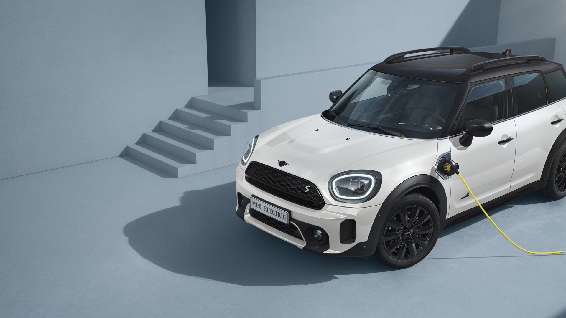 MINI Countryman Hybrid – widok z boku – srebrny i żółty