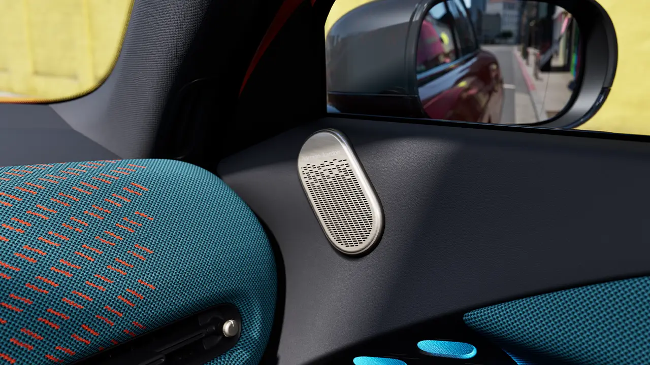 Zbliżenie na głośnik Harman Kardon w elektrycznym MINI Aceman