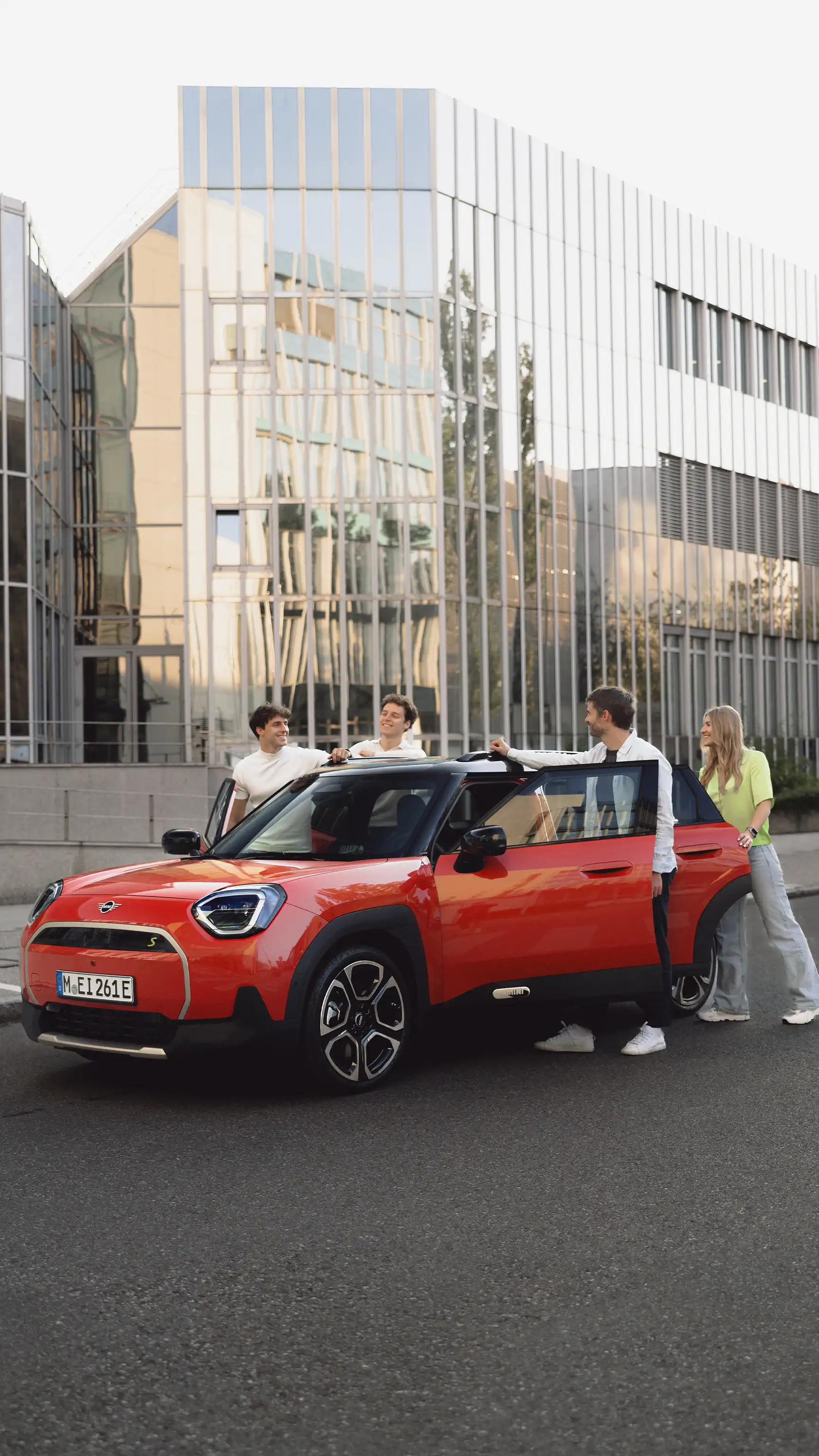 W pełni elektryczne MINI Aceman – przyjaciele