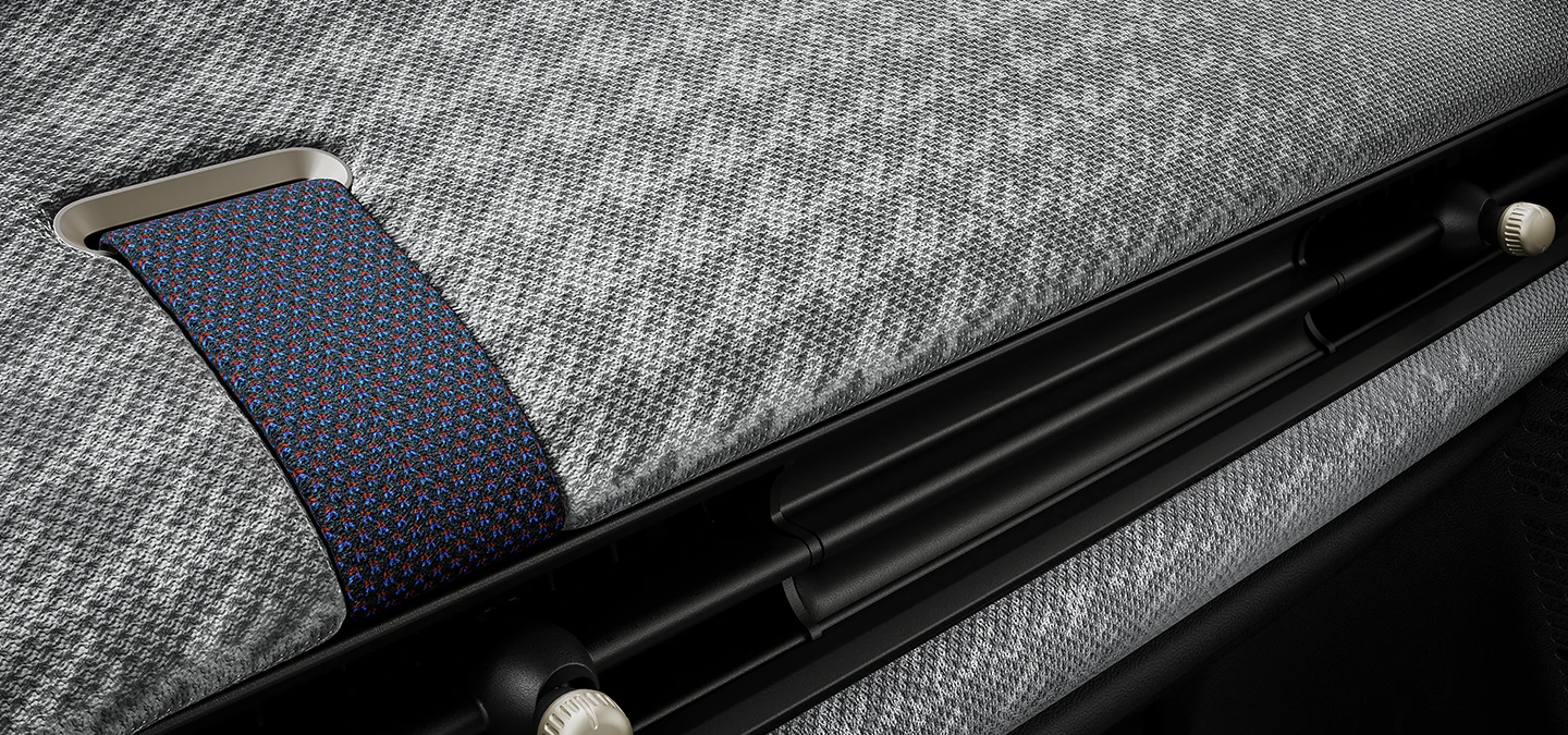 Zbliżenie na deskę rozdzielczą z dzianiny 2D wewnątrz MINI Cooper.