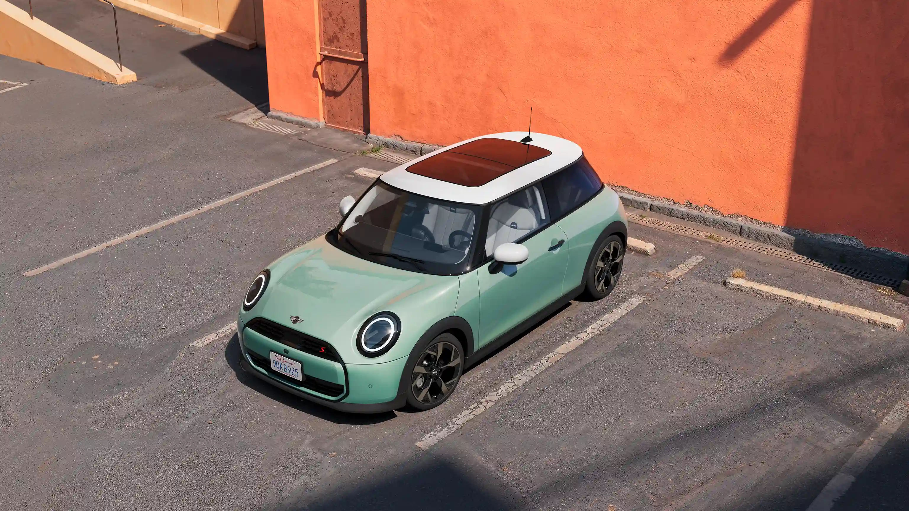Nagranie wideo przedstawiające szczegóły kabiny i wyglądu zewnętrznego MINI Cooper. Kamera przesuwa się po desce rozdzielczej, ukazując elementy stylistyczne.