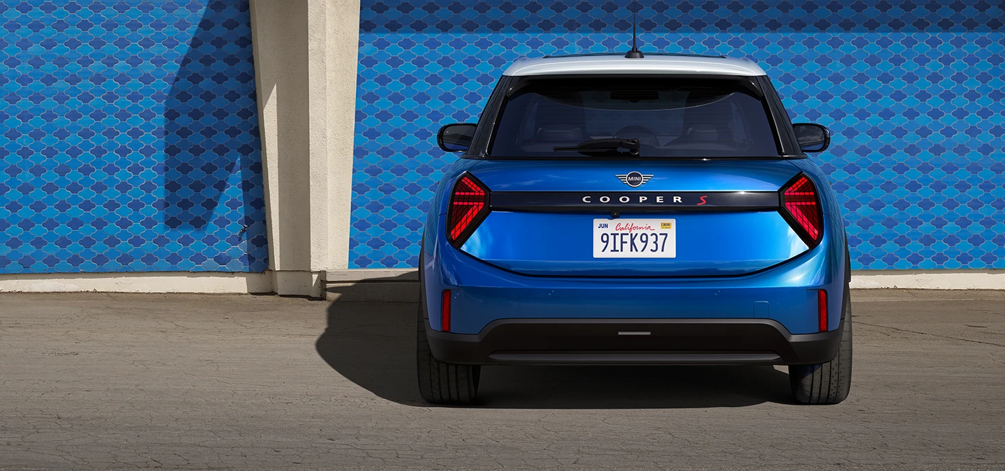 Widok z tyłu na 5-drzwiowe MINI Cooper w kolorze niebieskim Icy Sunshine i niebieski dach Multitone.
