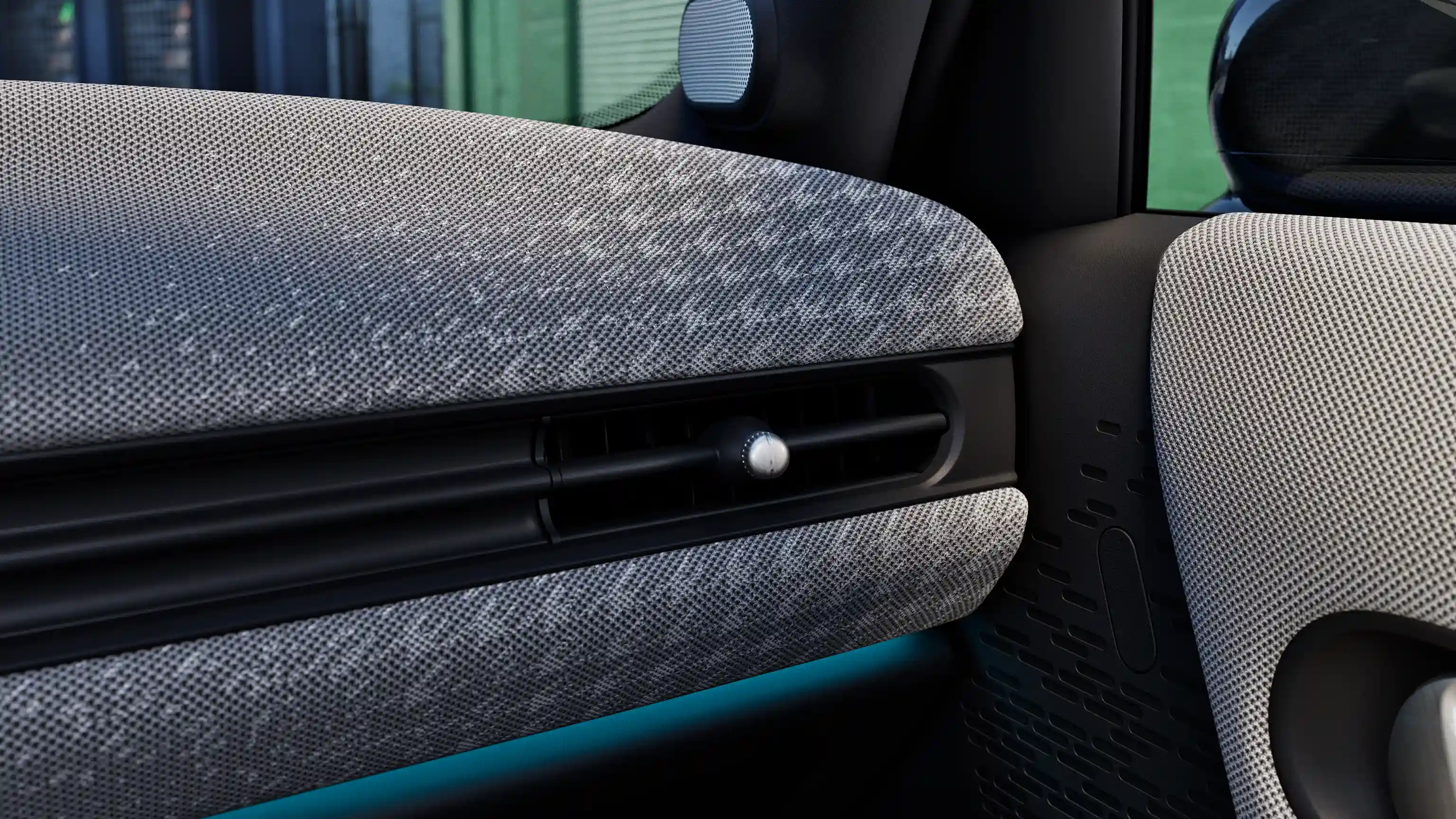 Szczegółowy widok deski rozdzielczej 5-drzwiowego MINI Cooper z niebieskim oświetleniem ambientowym