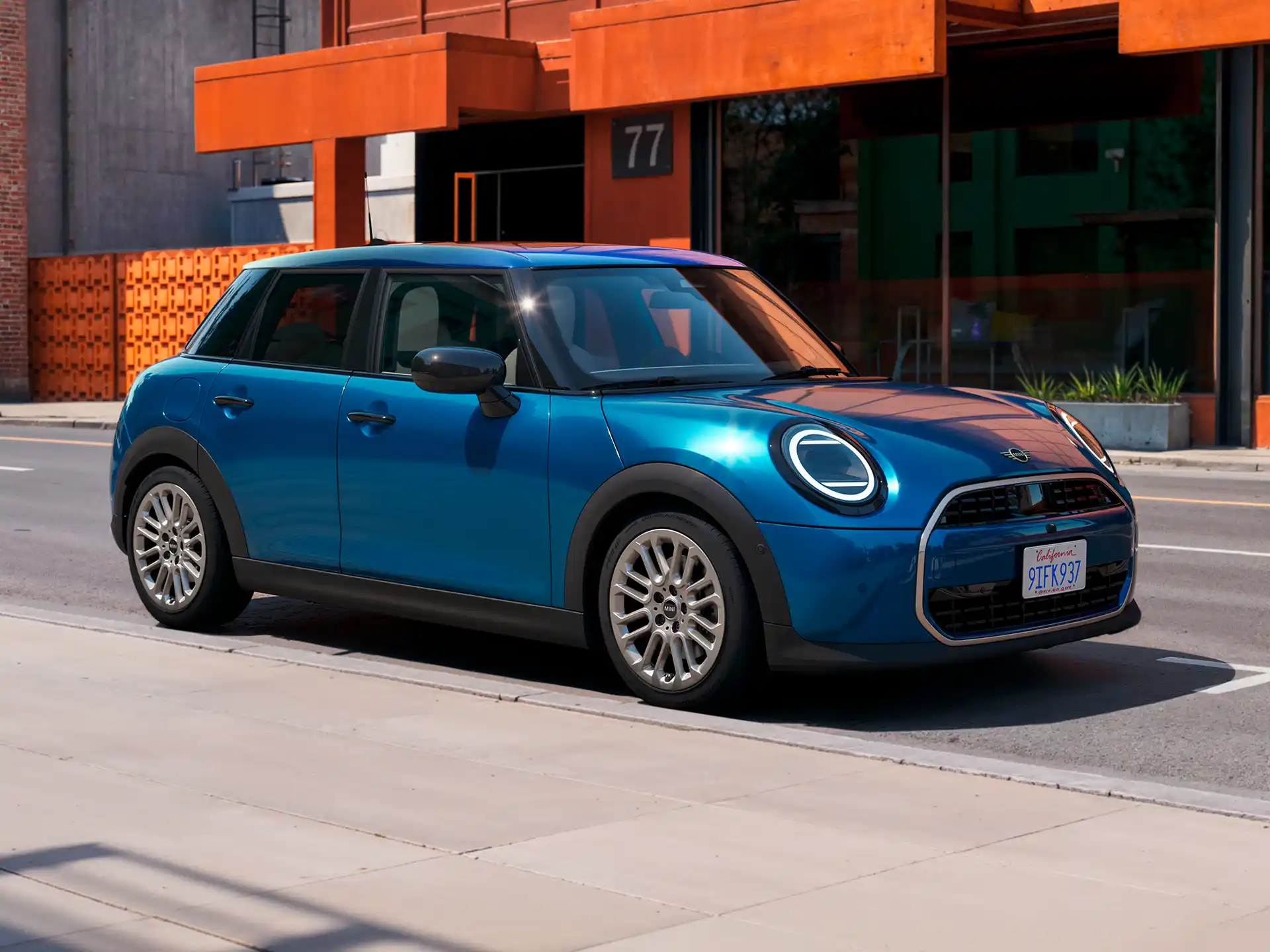 5-drzwiowe MINI Cooper – wideo prezentujące stylistykę