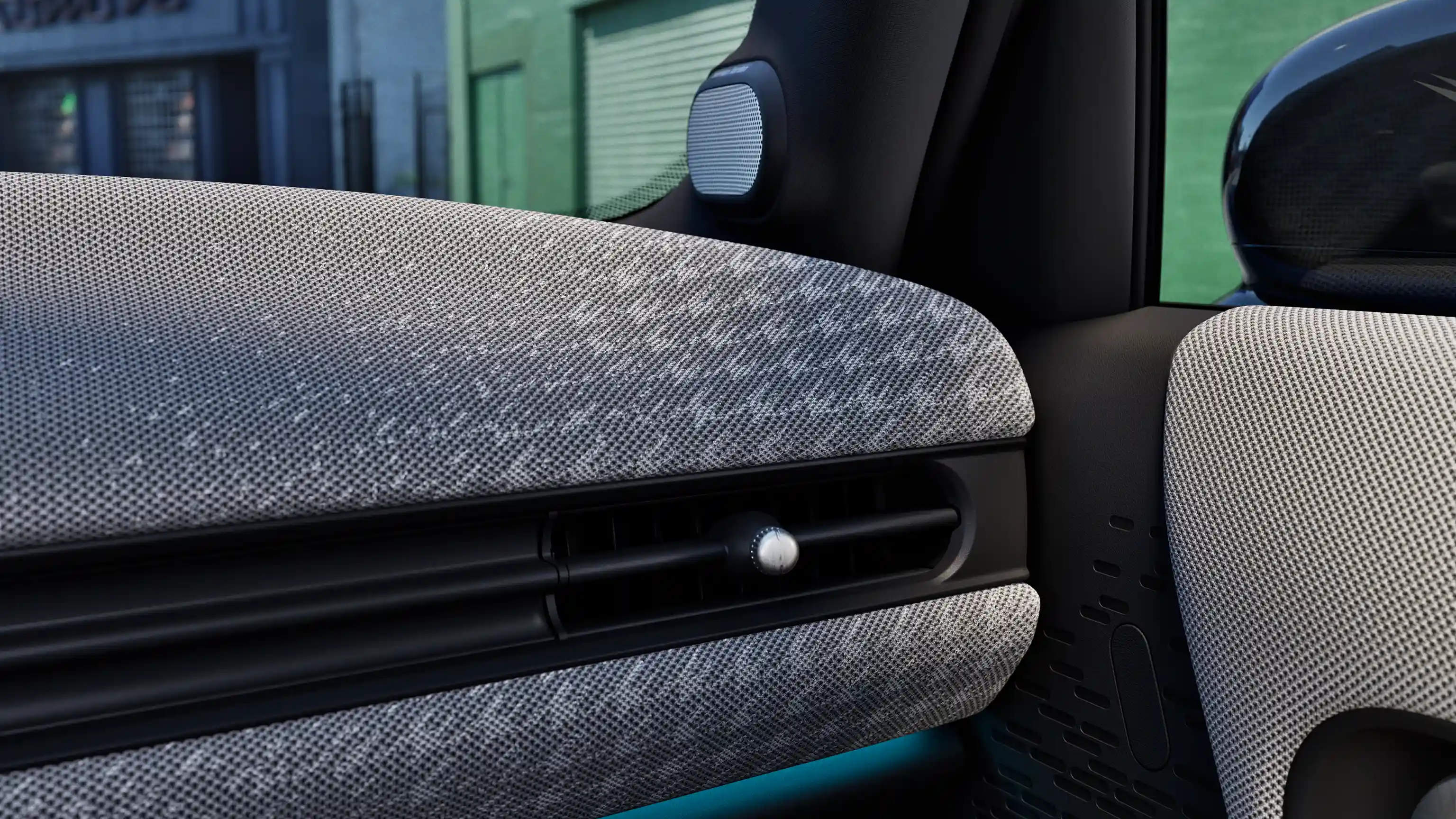 Szczegółowy widok deski rozdzielczej 5-drzwiowego MINI Cooper z niebieskim oświetleniem ambientowym