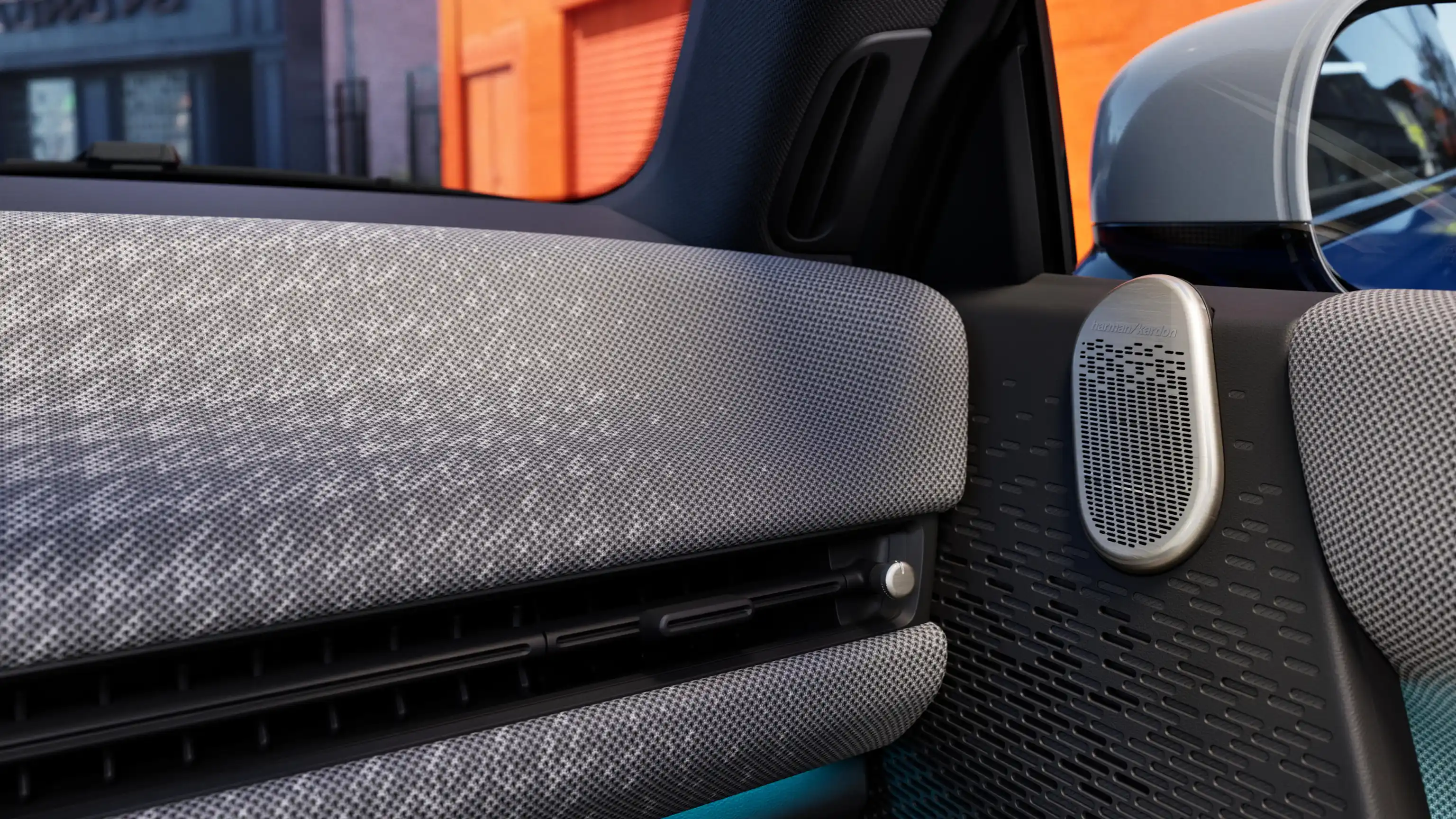 Szczegółowy widok szarej deski rozdzielczej w pełni elektrycznego MINI Cooper