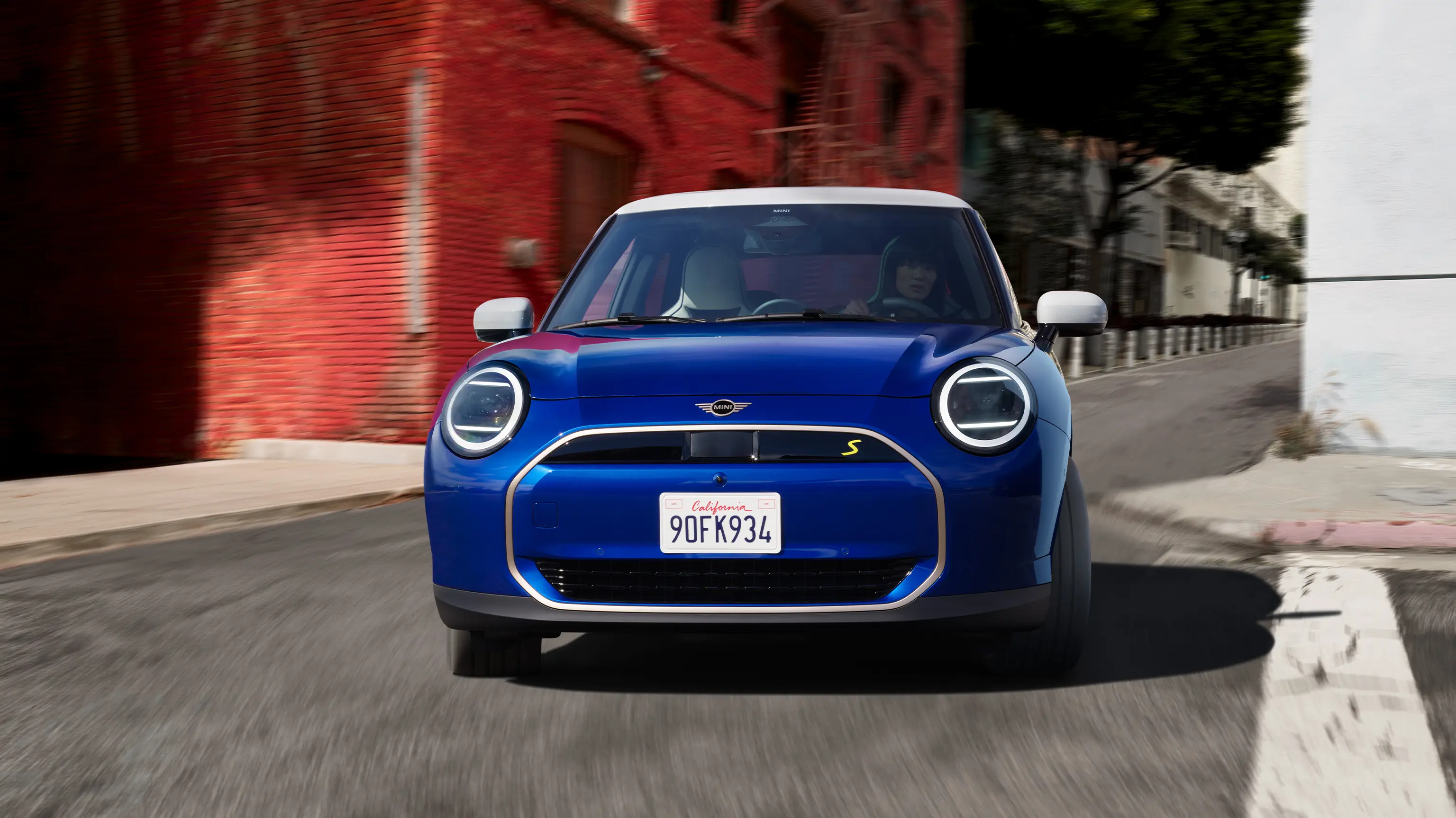 W pełni elektryczne MINI Cooper – widok z przodu