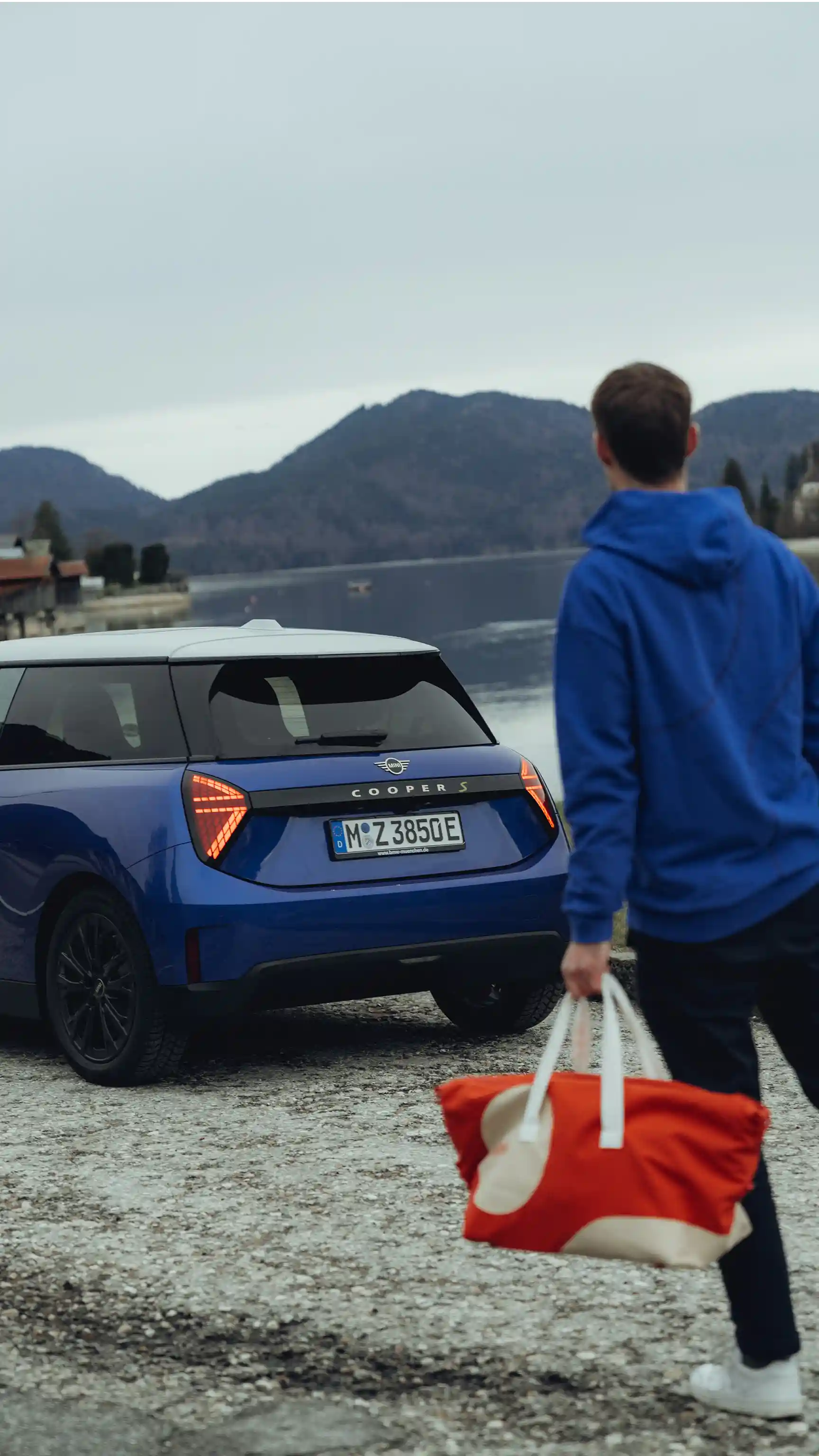 W pełni elektryczne MINI Cooper – mężczyzna