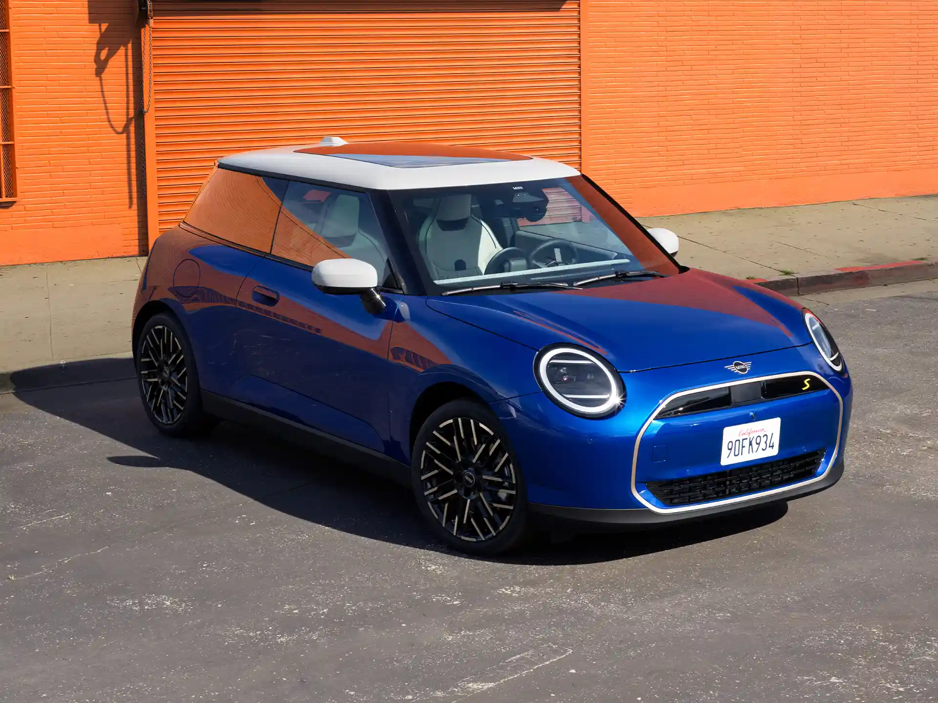 W pełni elektryczne MINI Cooper – zestawienie scena cech i funkcji