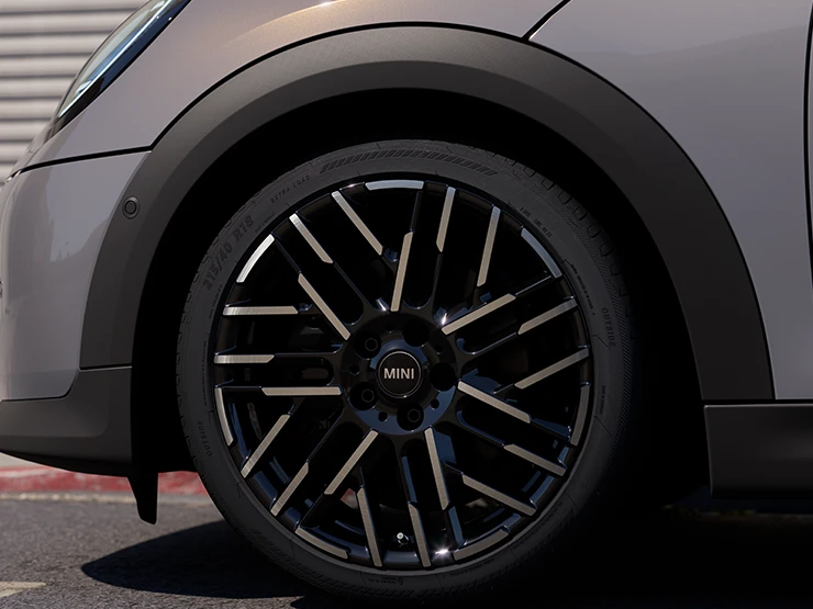 Widok szczegółowy MINI Cooper Cabrio w kolorze Copper Grey z 2-kolorowymi obręczami kół Night Flash Spoke.