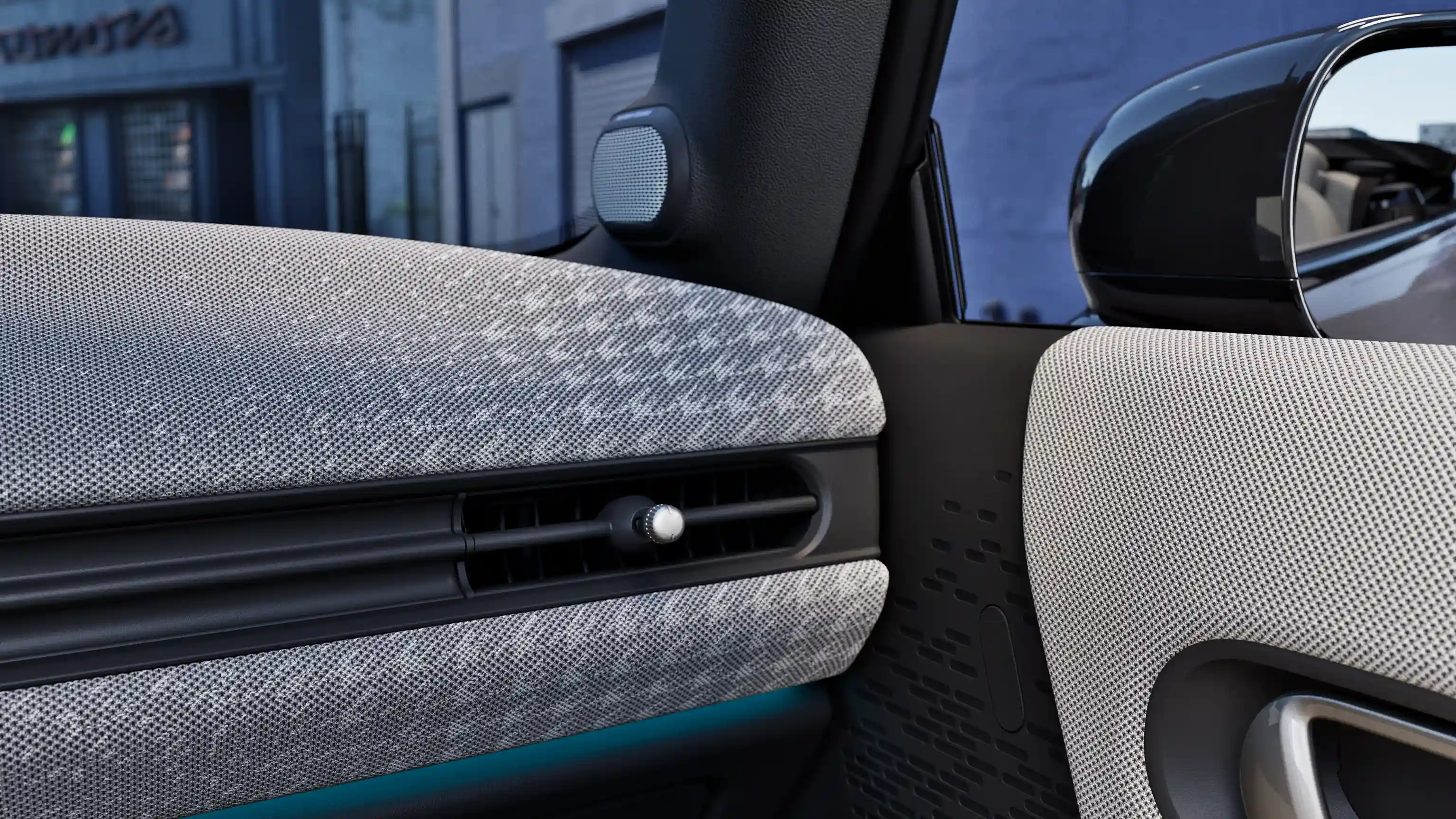 Szczegółowy widok deski rozdzielczej MINI Cooper Cabrio z oświetleniem ambientowym