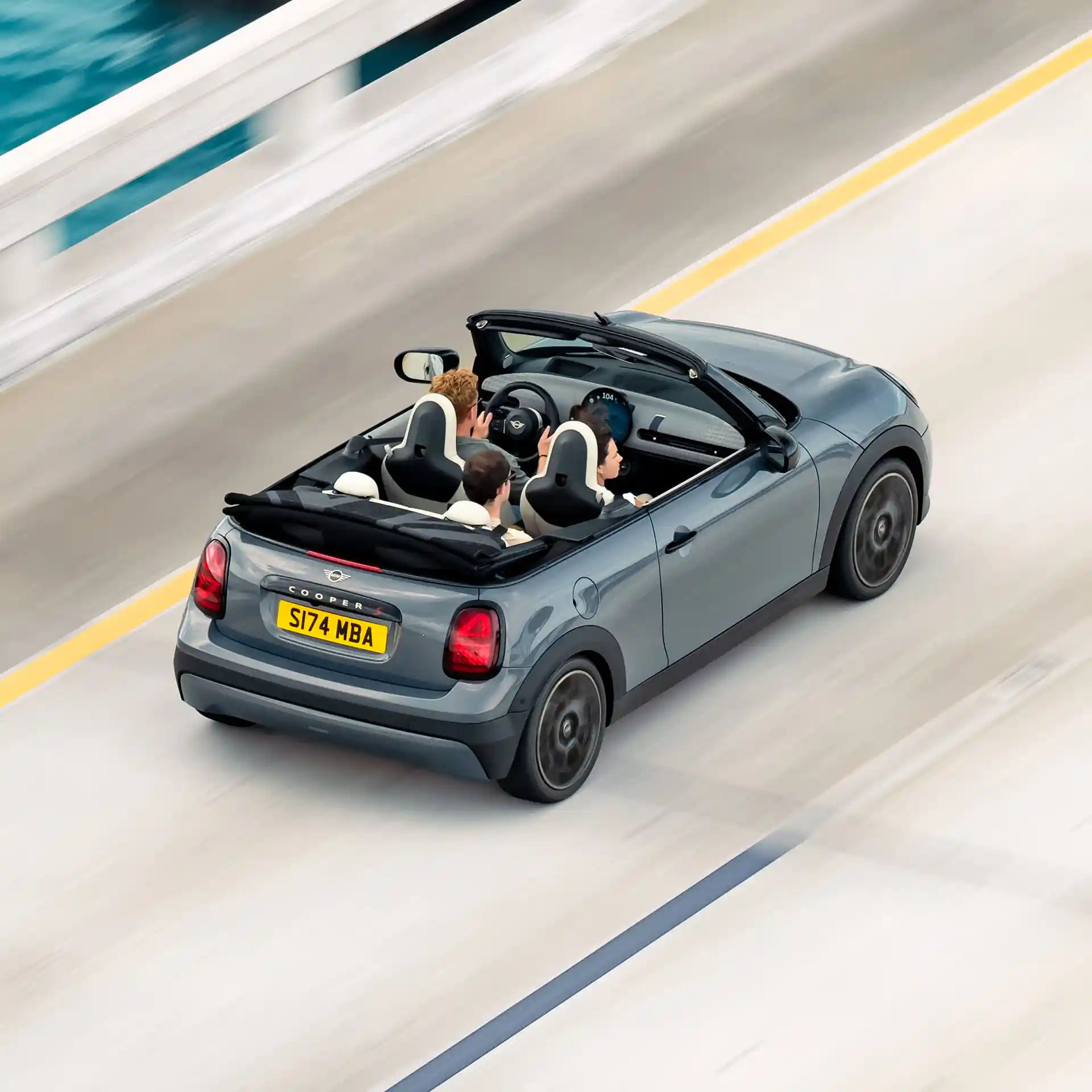 Widok z góry na tył jadącego MINI Cooper Cabrio na ulicy