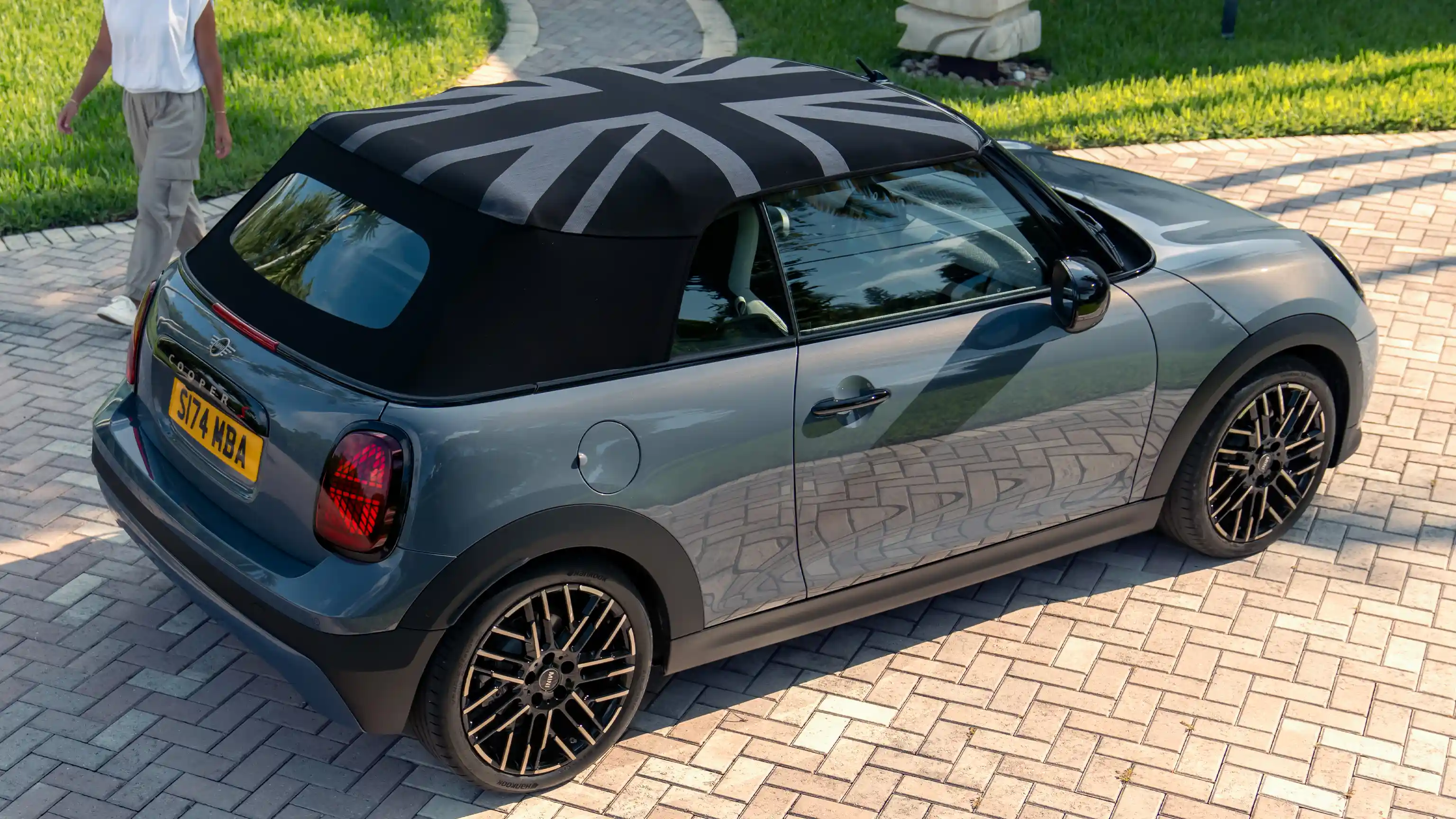 Widok z góry od boku na MINI Cooper Cabrio w kolorze Copper Grey i dach MINI Yours