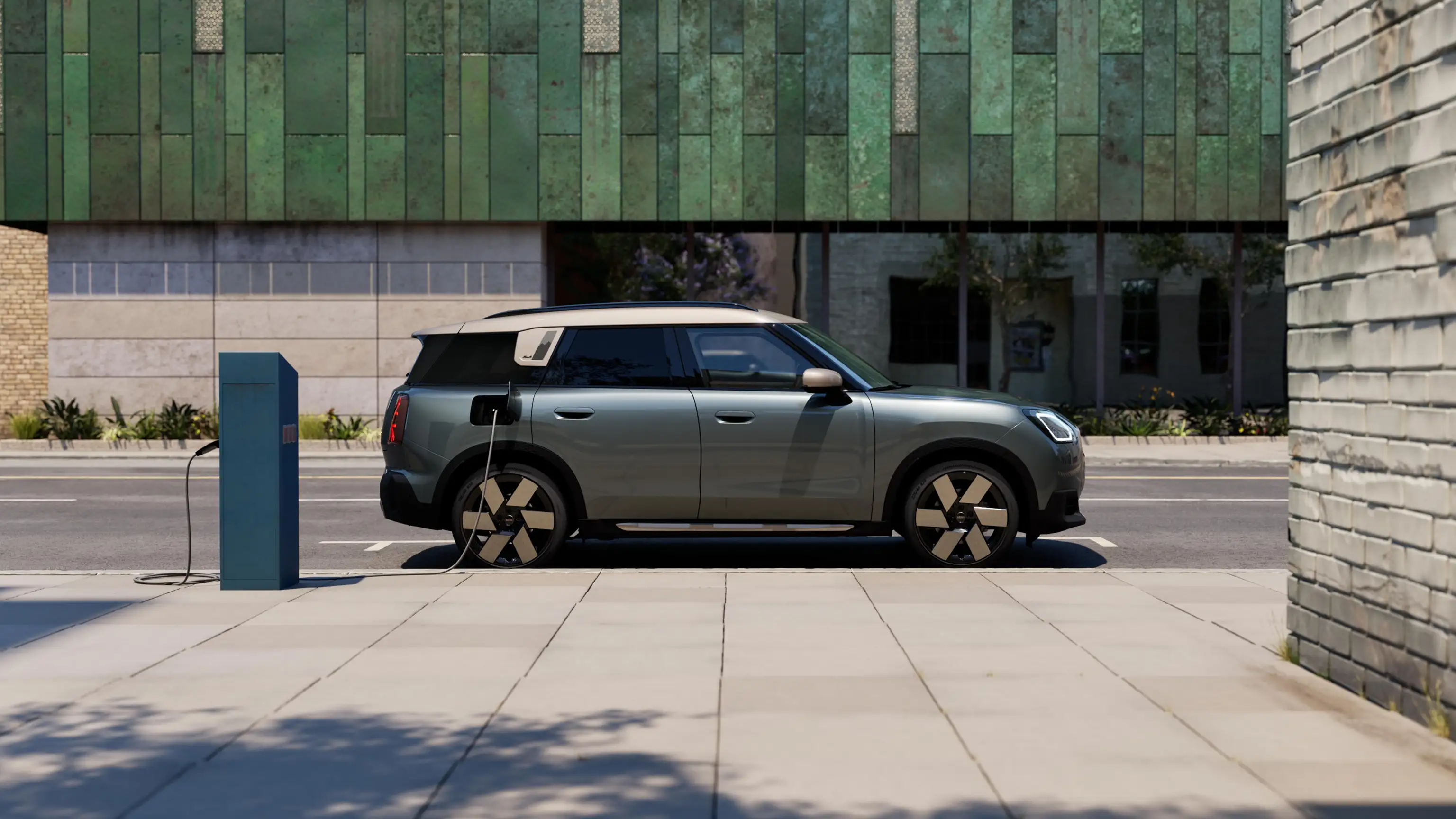 Elektryczne MINI Countryman – widok z boku