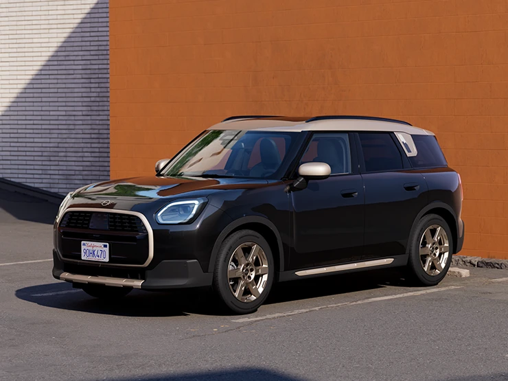 Widok z boku z przodu na zaparkowane MINI Countryman w kolorze Midnight Black z dachem w kolorze Vibrant Silver.