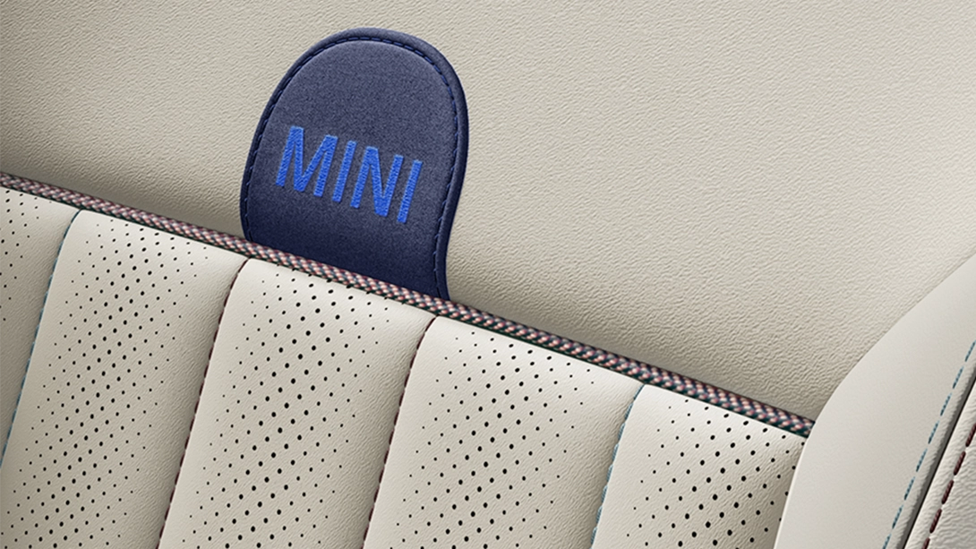 MINI Countryman – wnętrze – tapicerka w kolorze białym