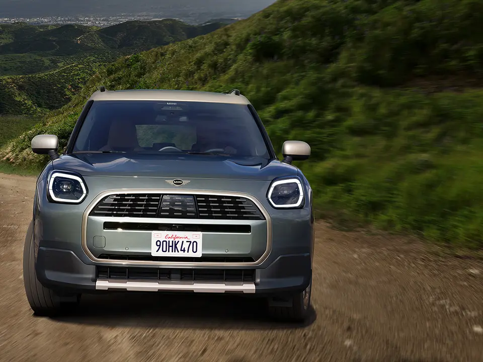 MINI Countryman – wygląd zewnętrzny – widok z przodu na drodze szutrowej
