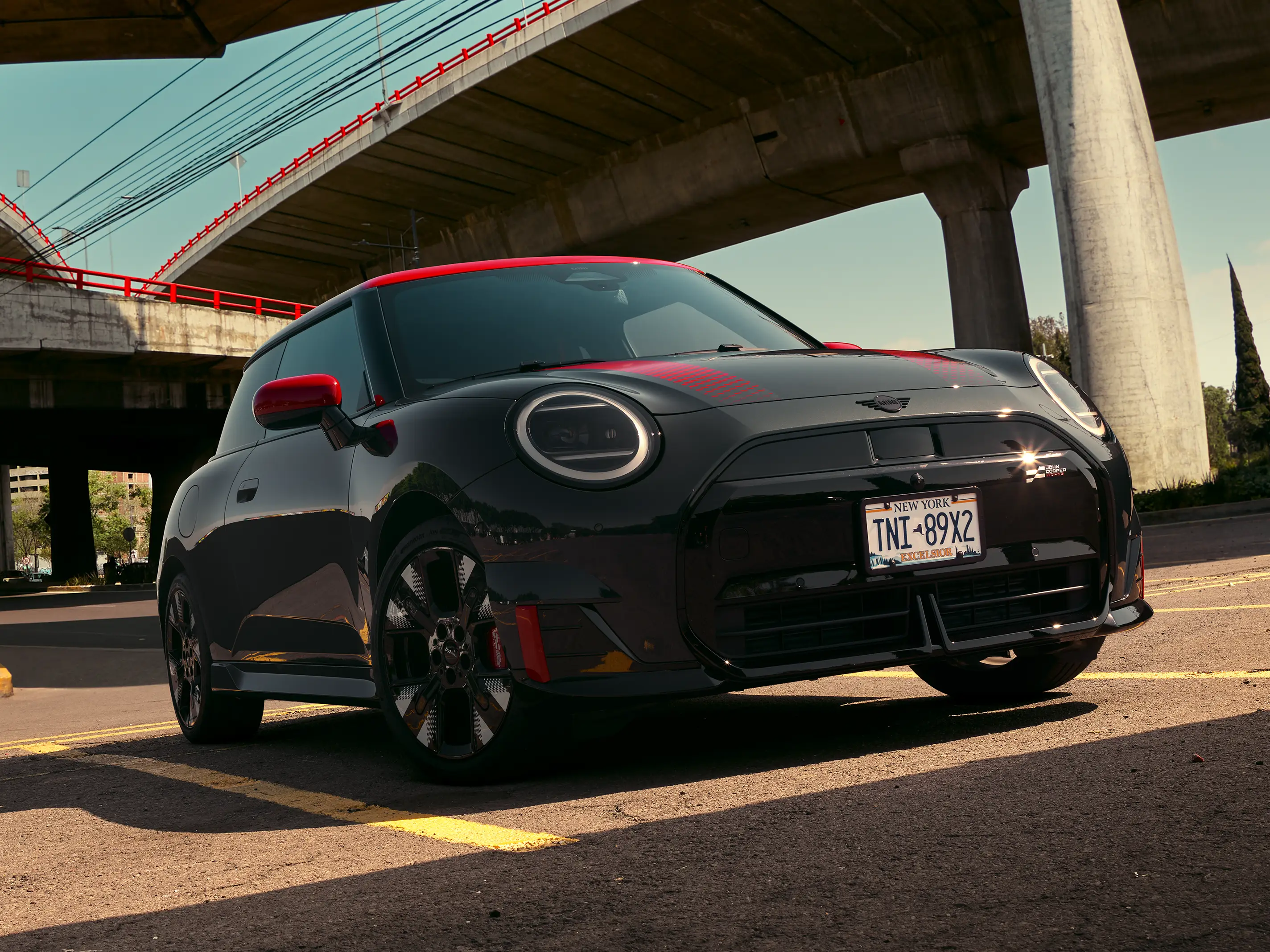 MINI John Cooper Works – J01 JCW widok z boku
