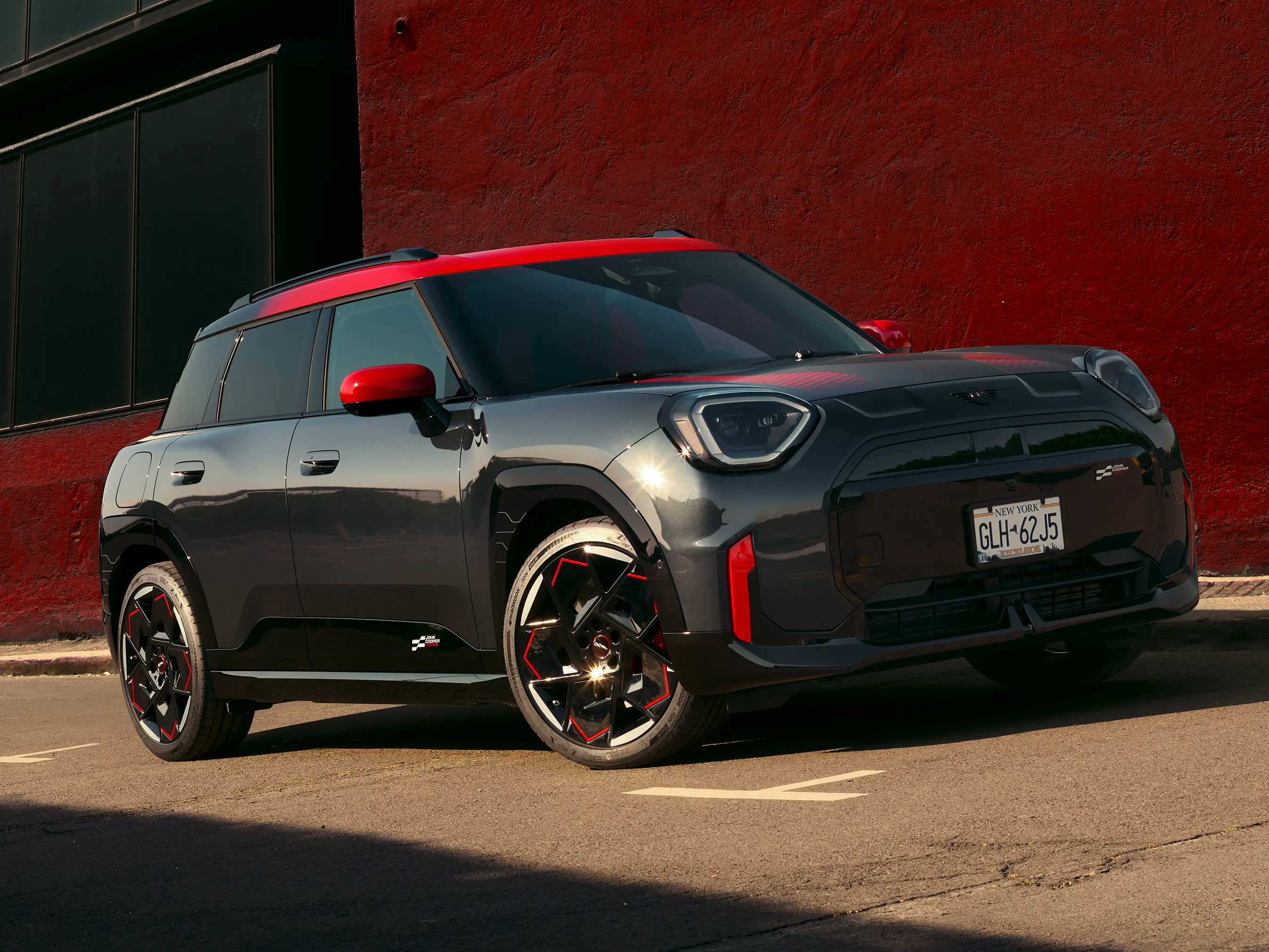 MINI John Cooper Works – J05 JCW widok z boku