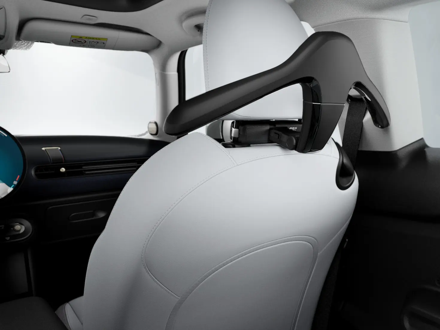 Wieszak na ubrania MINI we wnętrzu pojazdu jako część systemu MINI Travel and Comfort.