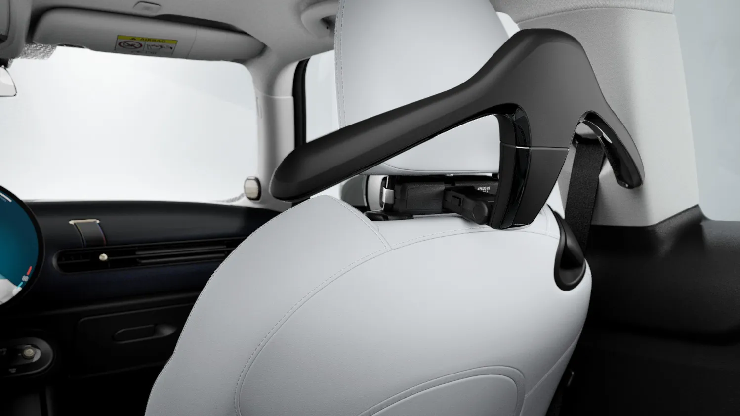 Wieszak na ubrania MINI we wnętrzu pojazdu jako część systemu MINI Travel and Comfort.