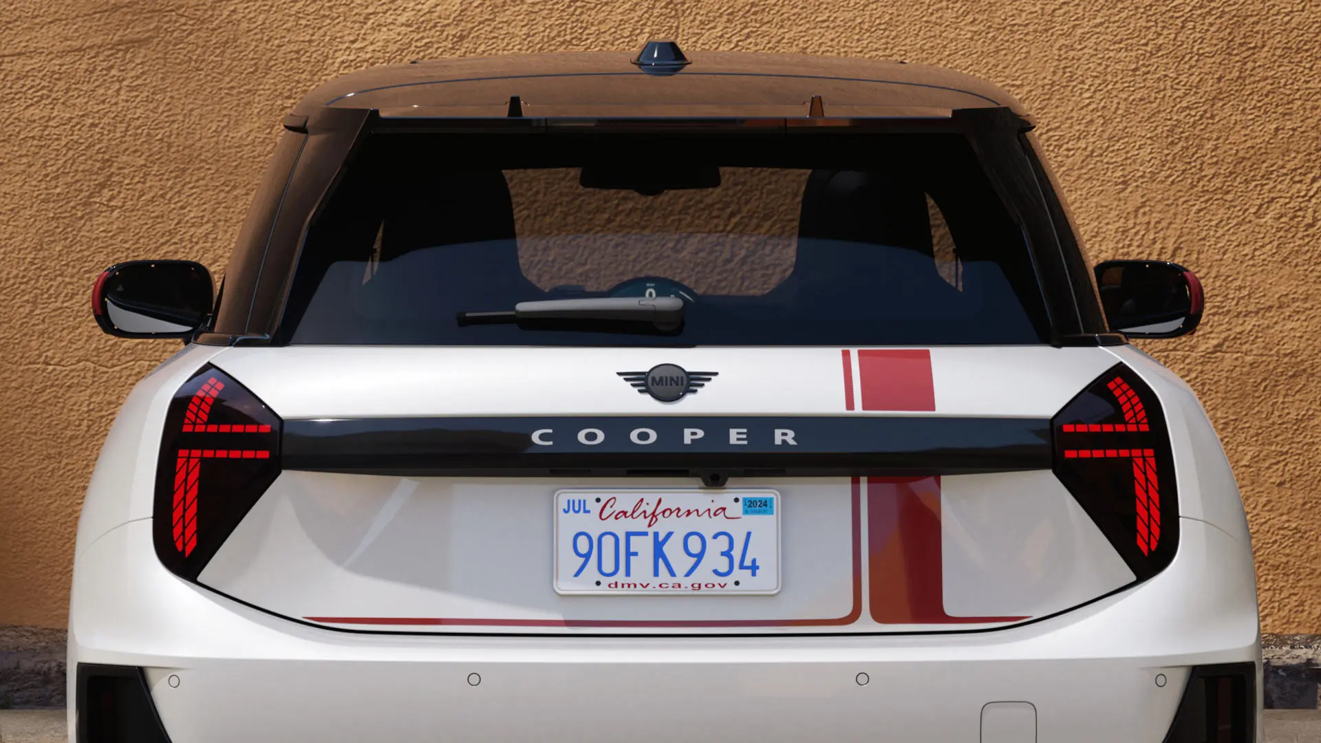 Trzydrzwiowe MINI Cooper z naklejkami MINI John Cooper Works w kolorze Chili Red – widok z tyłu. 