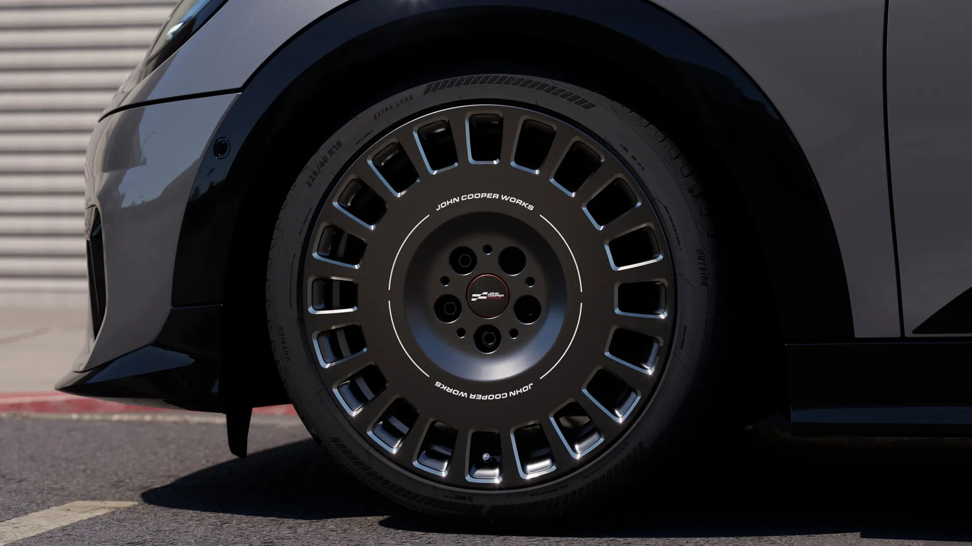 Zbliżenie na detal diamentowego frezowania na obręczy koła MINI JCW 18" Rallye Spoke 964 w kolorze Frozen Midnight Grey. 