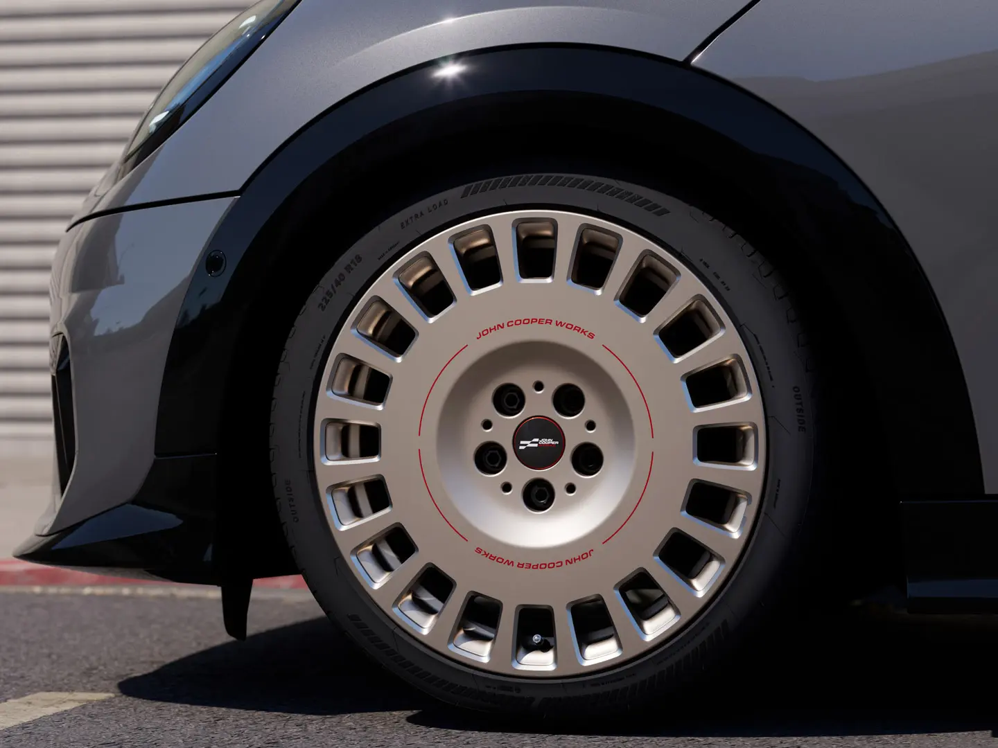 Aluminiowe obręcze kół MINI JCW 18" Rallye Spoke 964 w kolorze Vibrant Silver z wykończeniem diamentowym frezowaniem, z zatwierdzonymi oponami ze znakiem gwiazdki. 