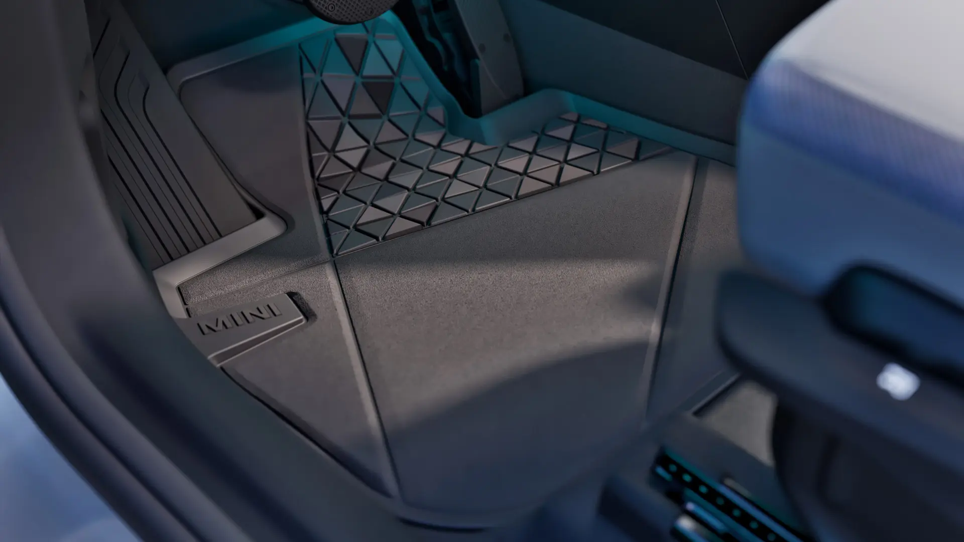 Dopasowany na wymiar, trwały czarny dywanik uniwersalny MINI z logo MINI.