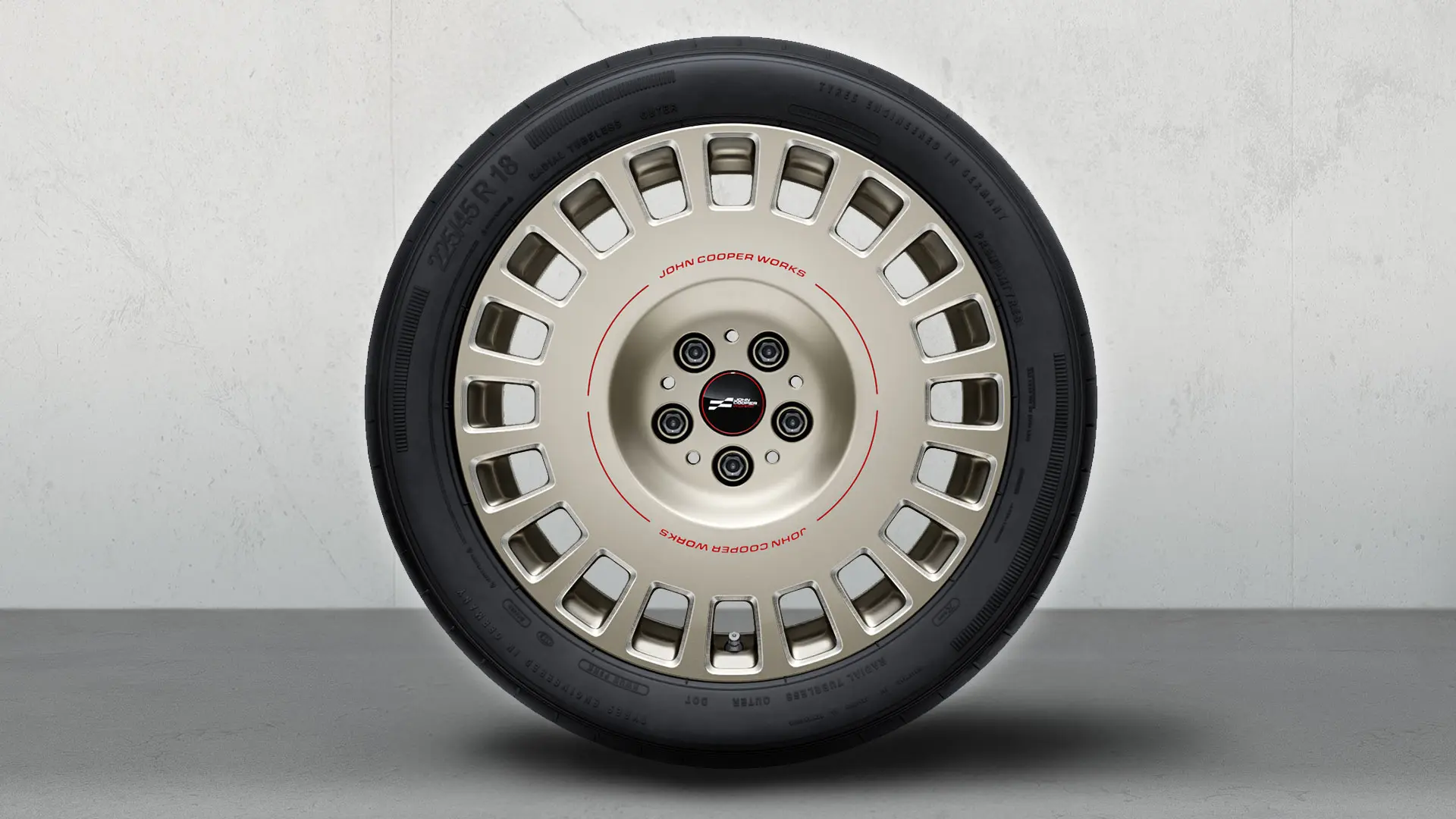 Zbliżenie 18-calowej obręczy koła JCW Rallye Spoke 992 pokazujące dwukolorowy detal w kolorze Vibrant Silver i z frezowaniem na połysk.