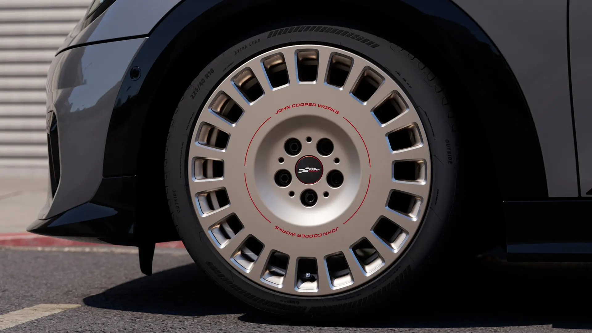 Obręcz koła ze stopów lekkich MINI JCW 18" Rallye Spoke 964 w kolorze Vibrant Silver o bardziej pełnych, zamkniętych ramionach. 