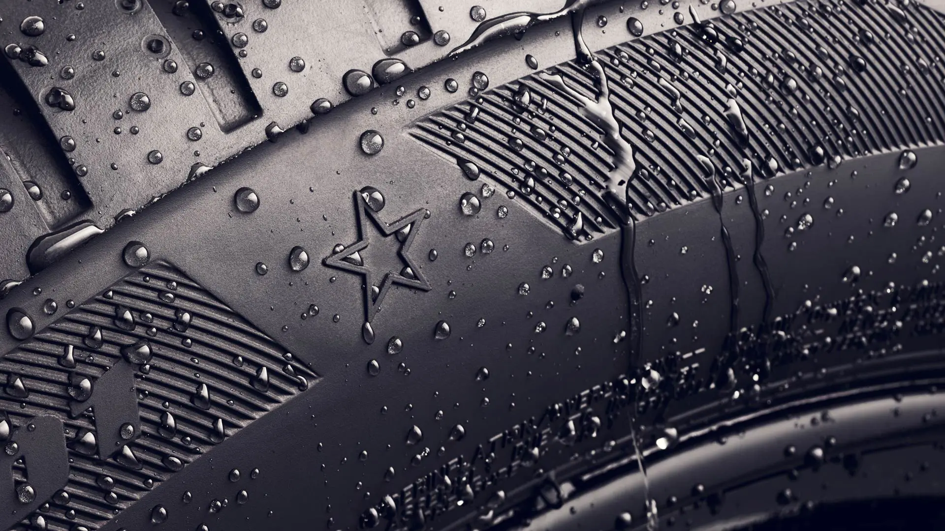 Zbliżenie ścianki bocznej opony z gwiazdką, która wskazuje, że opona ta zapewnia optymalne osiągi w pojazdach MINI. 