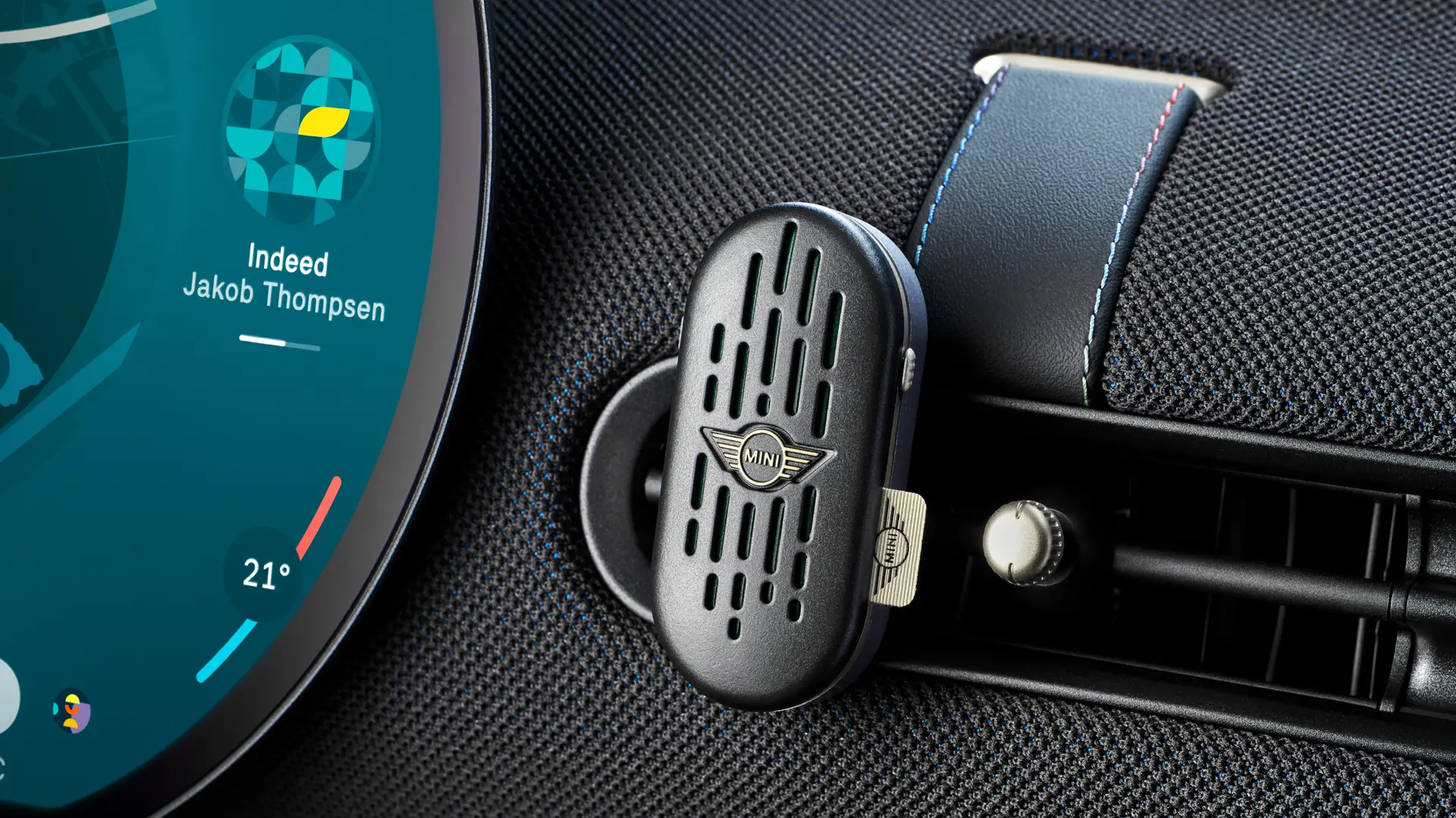 Wnętrze MINI Aceman z okrągłym ekranem dotykowym OLED i naturalnym odświeżaczem powietrza MINI na desce rozdzielczej