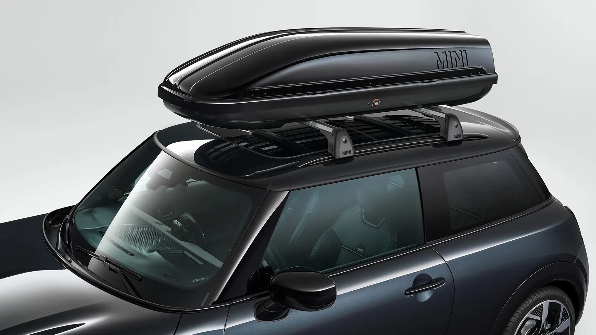 3-drzwiowe MINI Cooper w kolorze czarnym z czarnym pojemnikiem dachowym MINI 320.