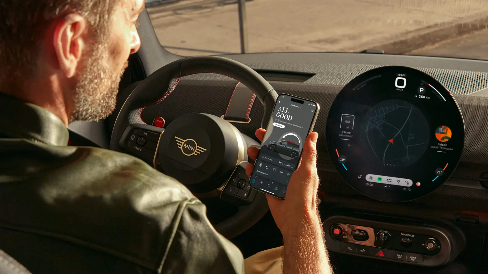 Kierowca MINI korzystający z aplikacji MINI w telefonie do usług nawigacyjnych.