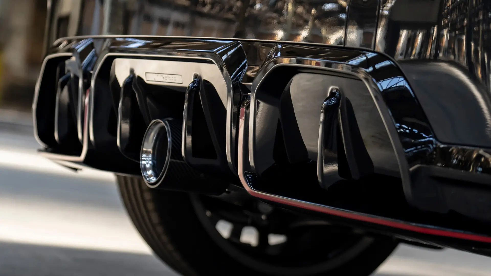 Dyfuzor tylny MINI John Cooper Works w kolorze czarnym o wysokim połysku z czerwonym obramowaniem.