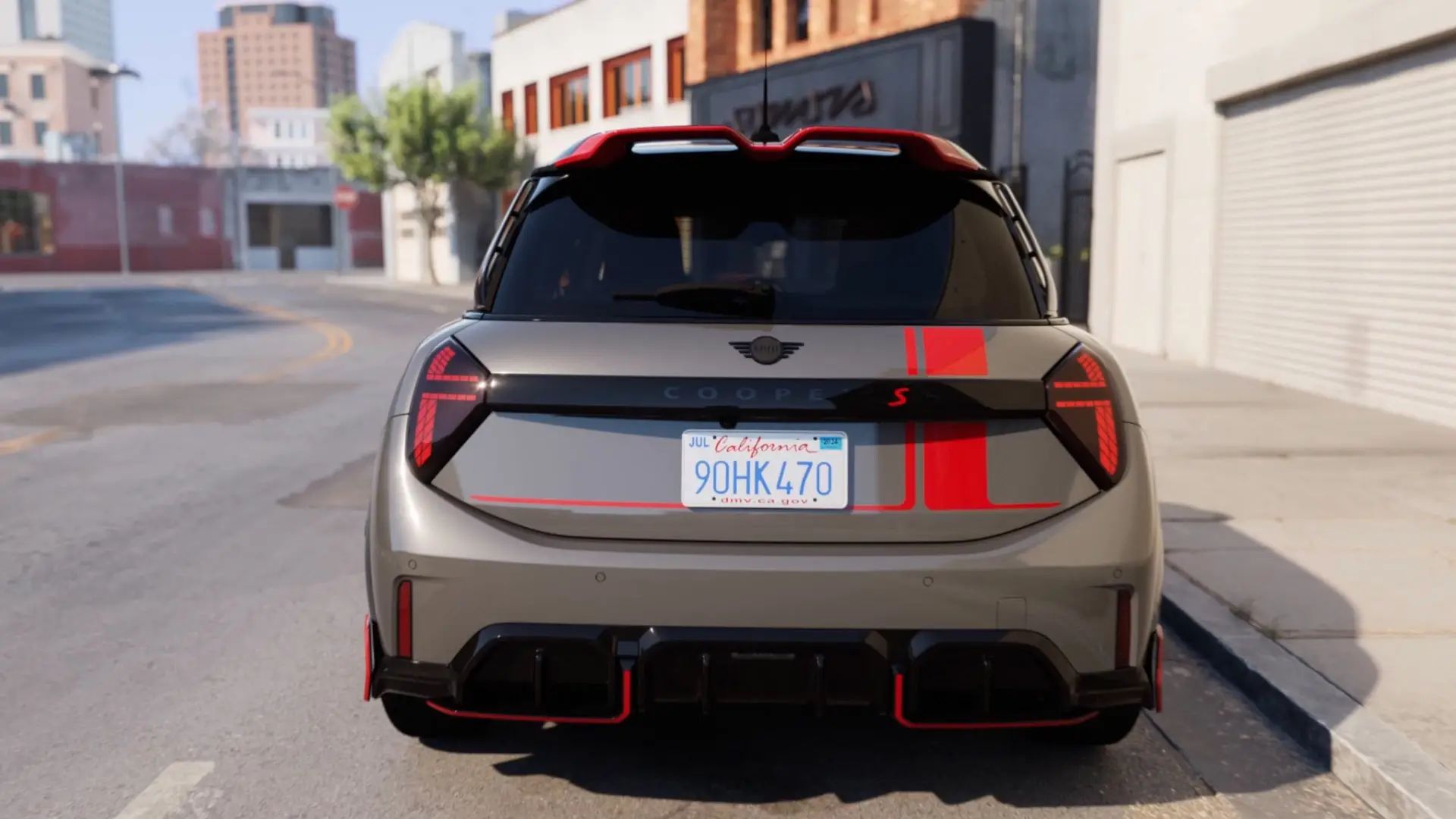 MINI Cooper C z akcesoriami John Cooper Works jadące ulicą miasta