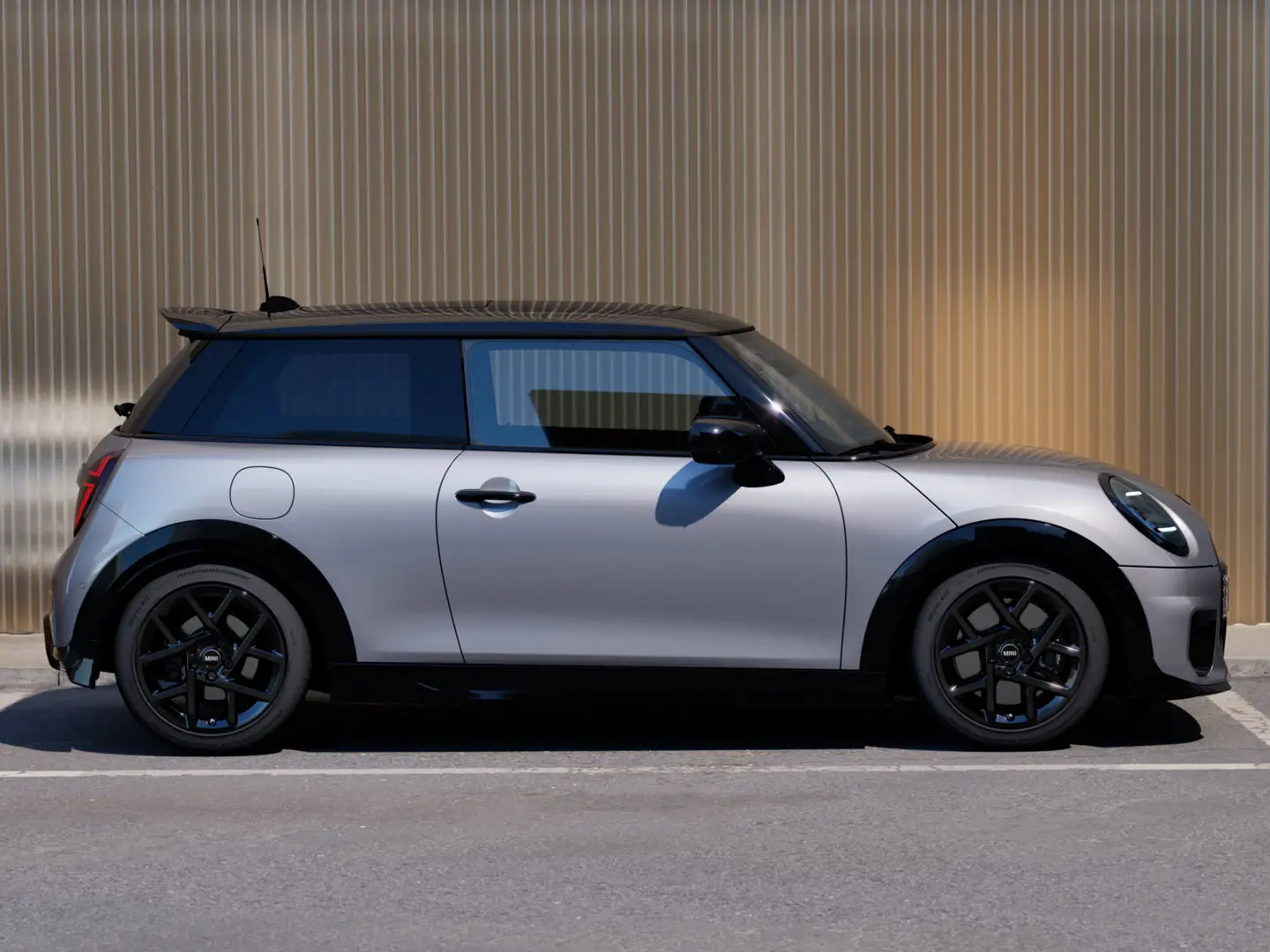 3-drzwiowe MINI Cooper w kolorze Melting Silver – widok z boku.