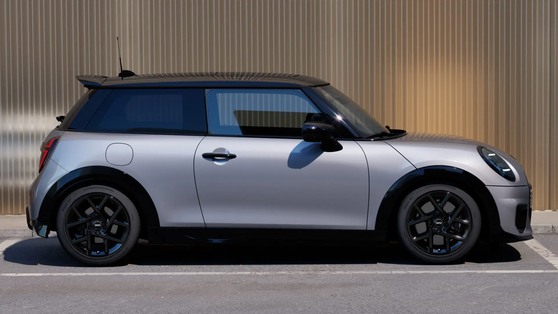 3-drzwiowe MINI Cooper w kolorze Melting Silver – widok z boku.
