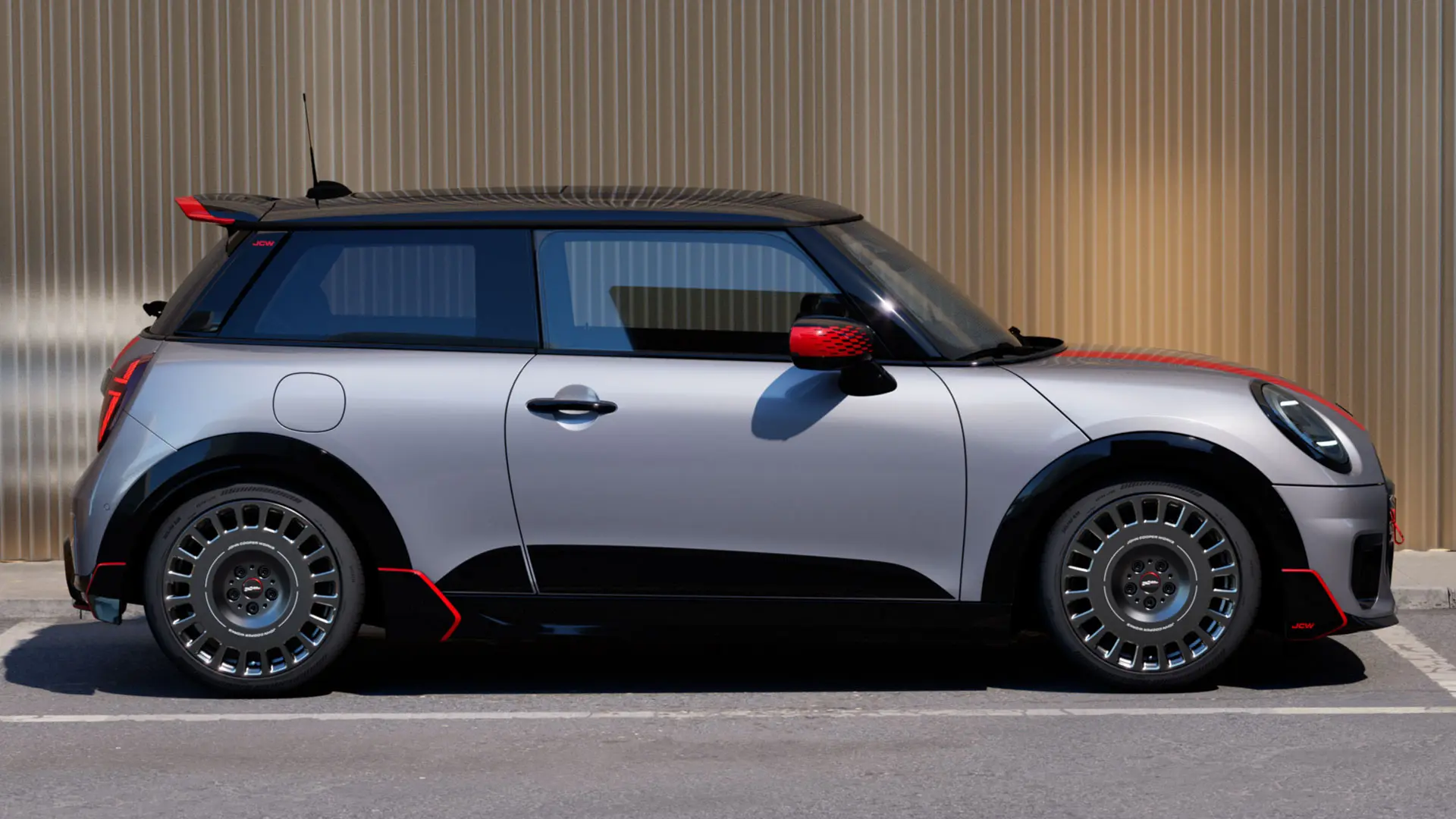 3-drzwiowe MINI Cooper w kolorze Melting Silver ze spojlerem tylnym John Cooper Works, zapewniającym lepsze właściwości aerodynamiczne – widok z boku.
