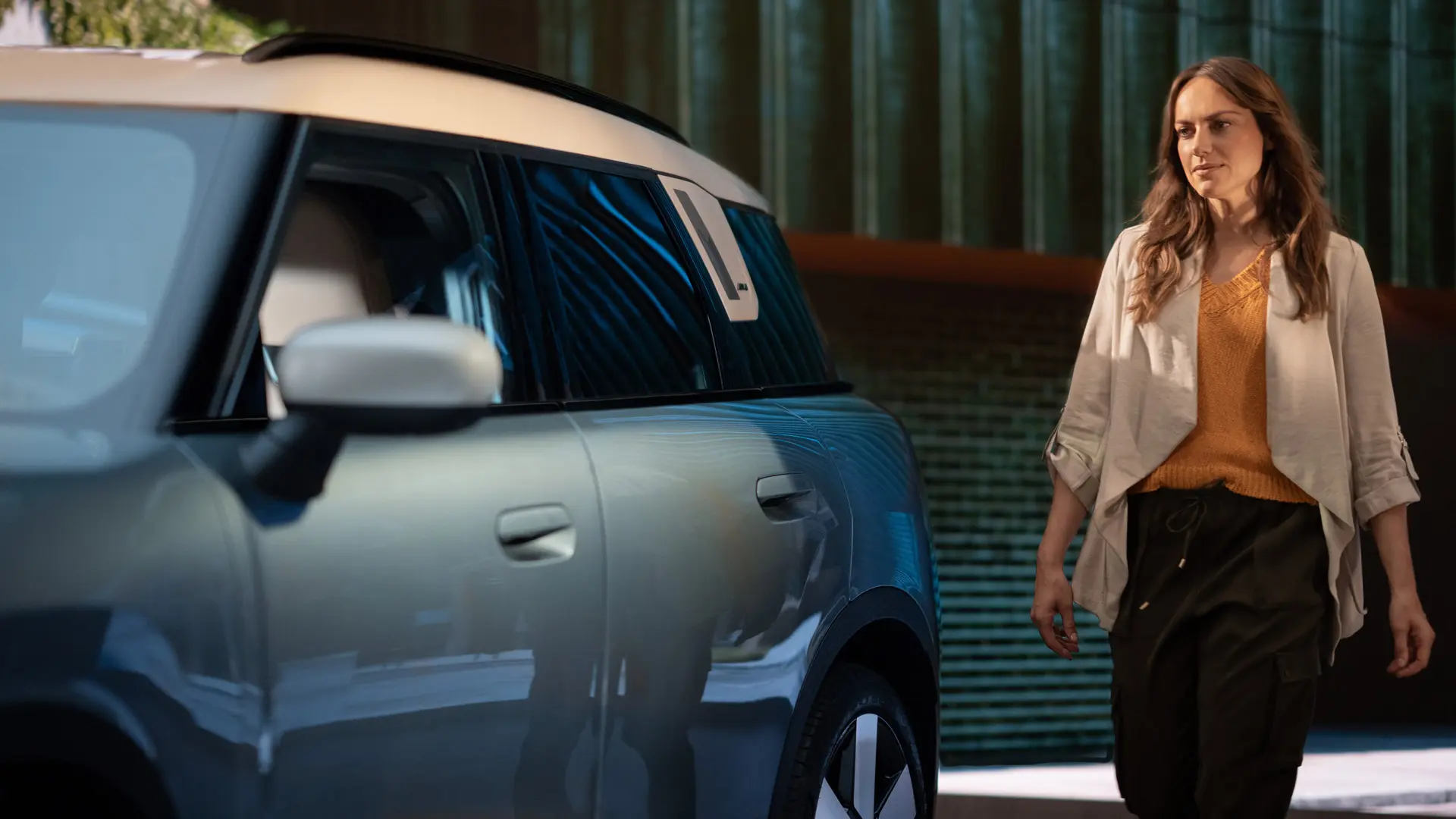 Klientka w salonie MINI po konsultacji z MINI Financial Services. 