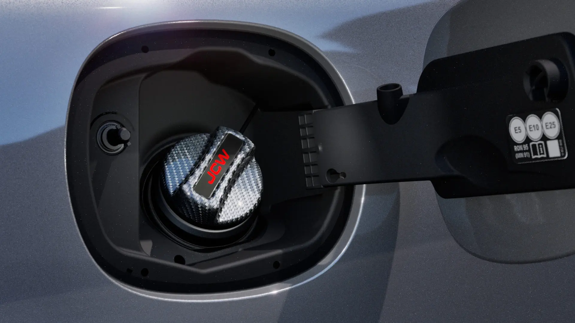 Karbonowy korek wlewu paliwa MINI John Cooper Works z napisem JCW.