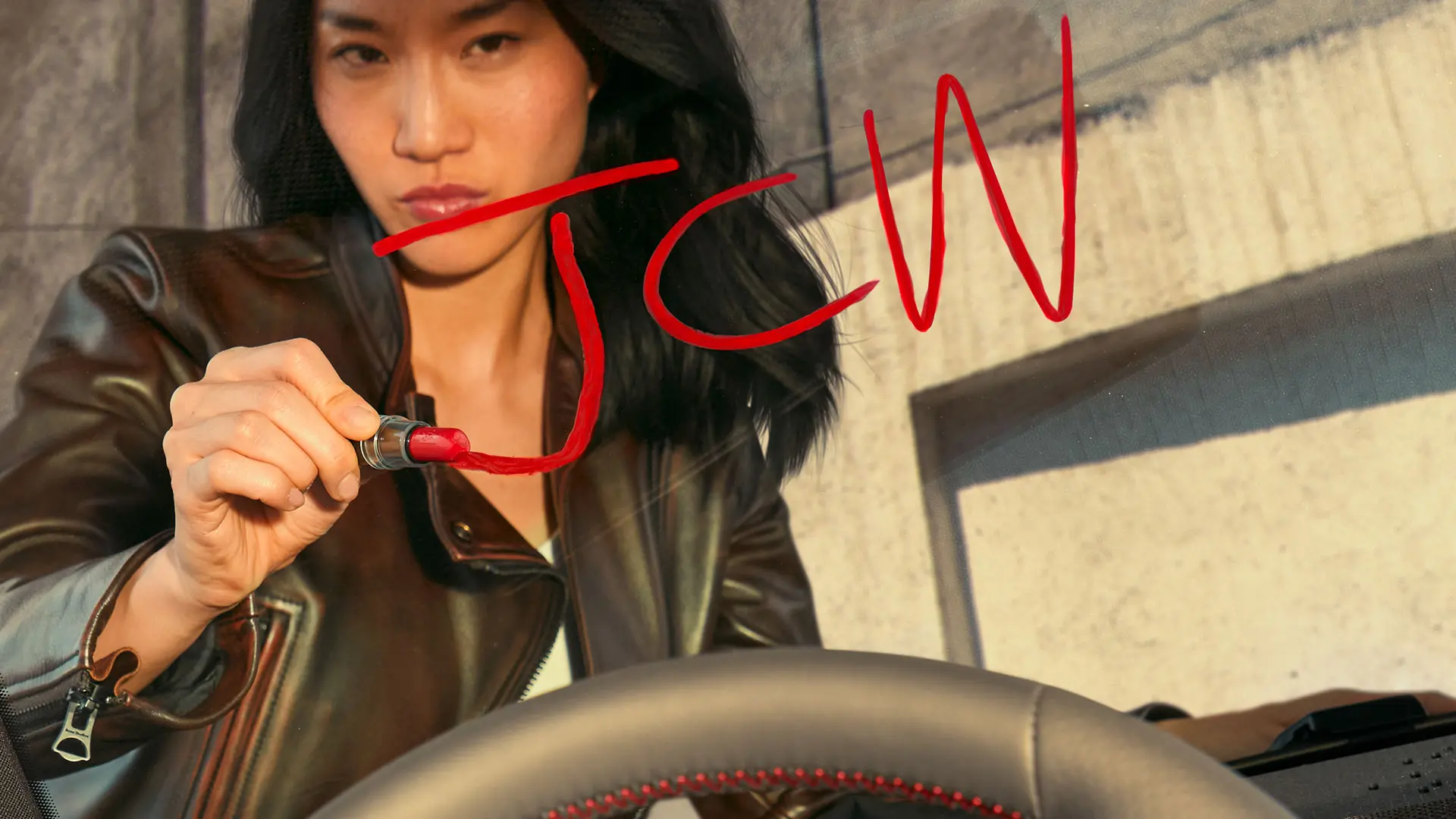 Kobieta w salonie MINI czekająca na jazdę próbną JCW. 