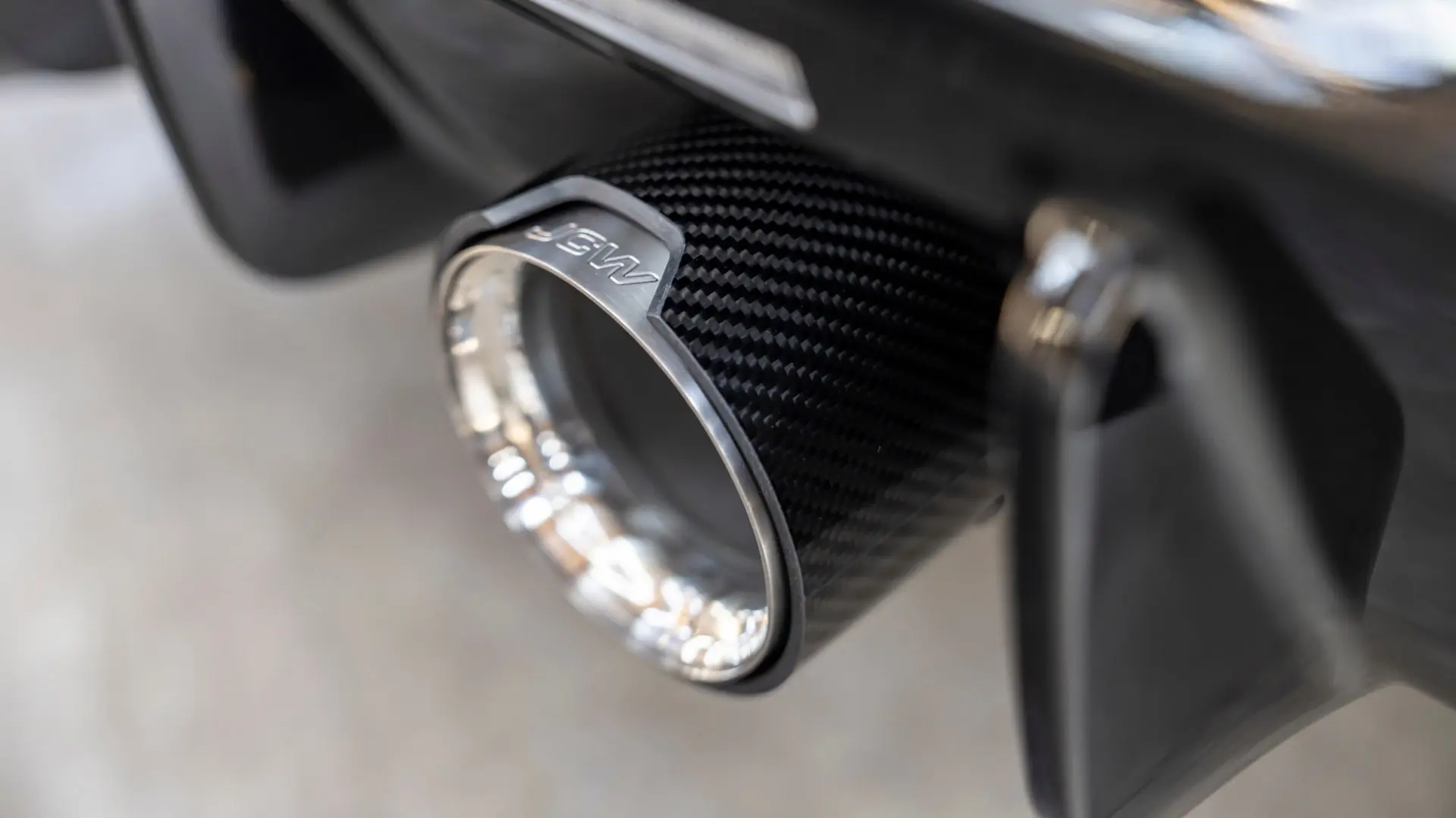 Końcówka wydechu MINI John Cooper Works może być mocowana do układu wydechowego, nadając pojazdowi sportowy charakter. 