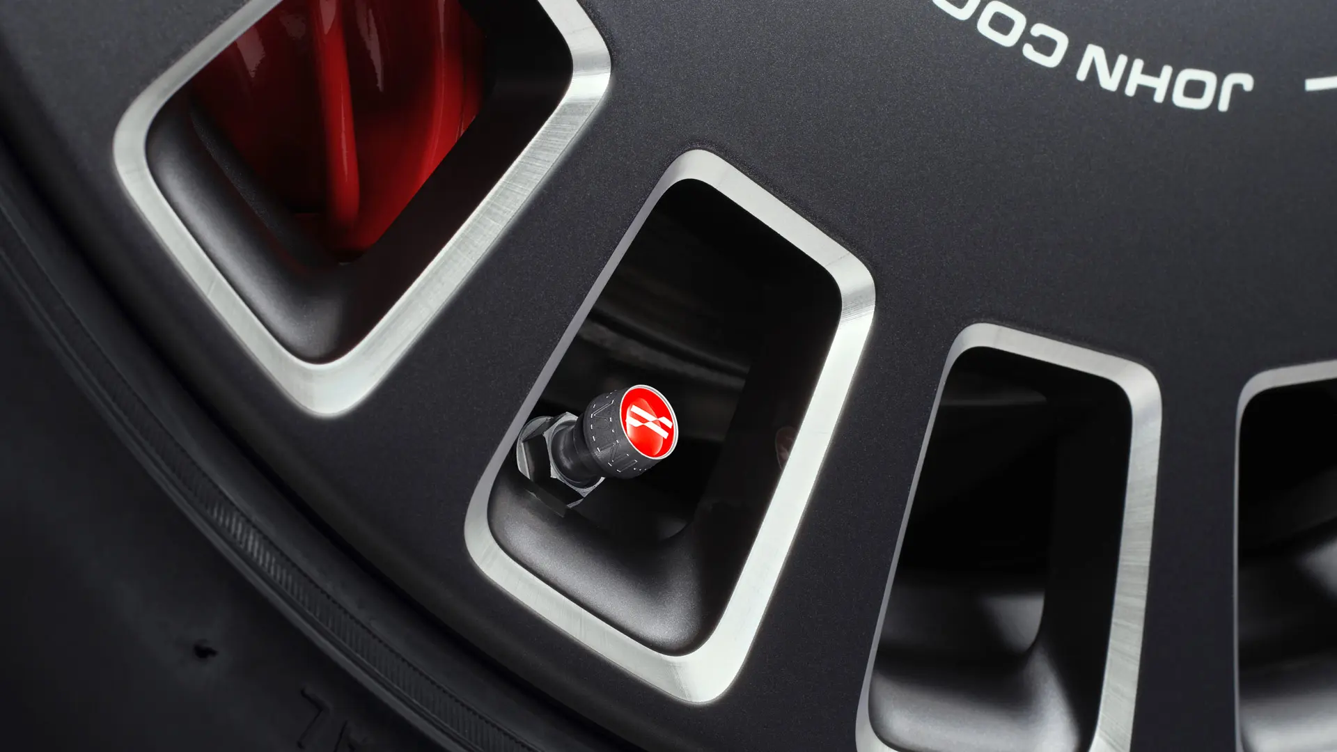 Aluminiowe kapturki wentyli John Cooper Works nadają oponom stylowy, czerwony akcent wizualny. 