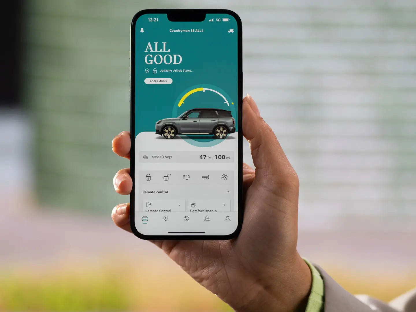 Usługi zdalne w aplikacji MINI, pokazujące aktualny poziom naładowania oraz szacowany pozostały zasięg.