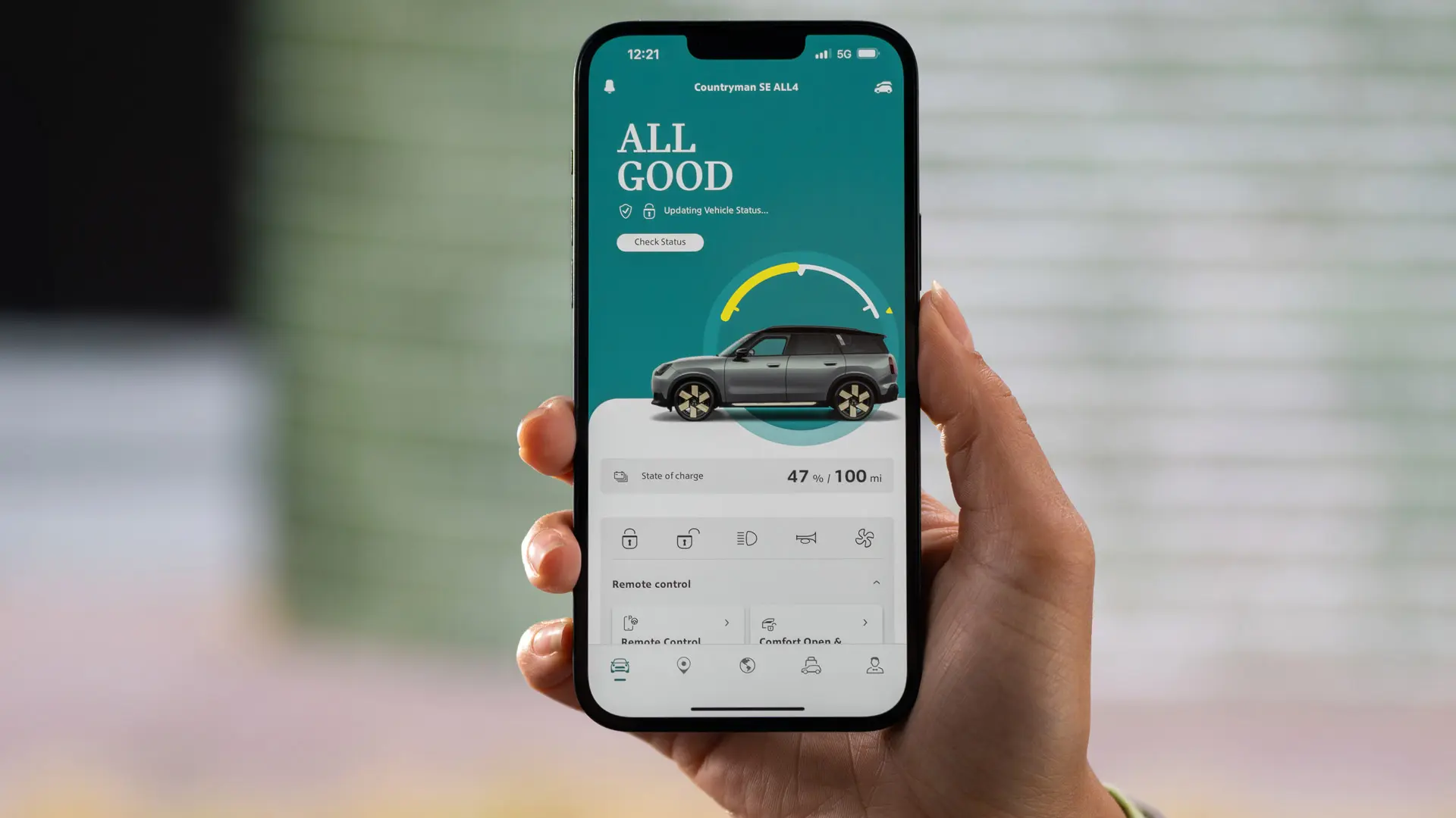 Usługi zdalne w aplikacji MINI, pokazujące aktualny poziom naładowania oraz szacowany pozostały zasięg.