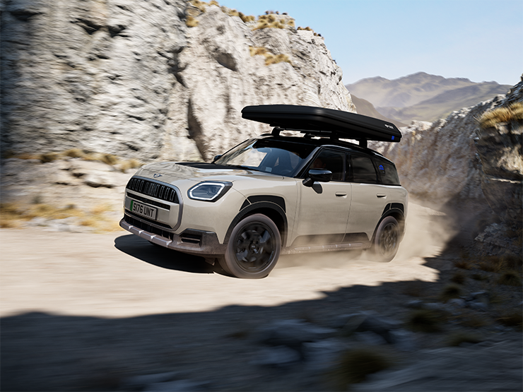 Zdjęcie MINI Countryman Untamed Edition od przodu podczas jazdy.