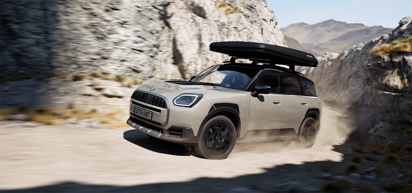Zdjęcie MINI Countryman Untamed Edition od przodu podczas jazdy.