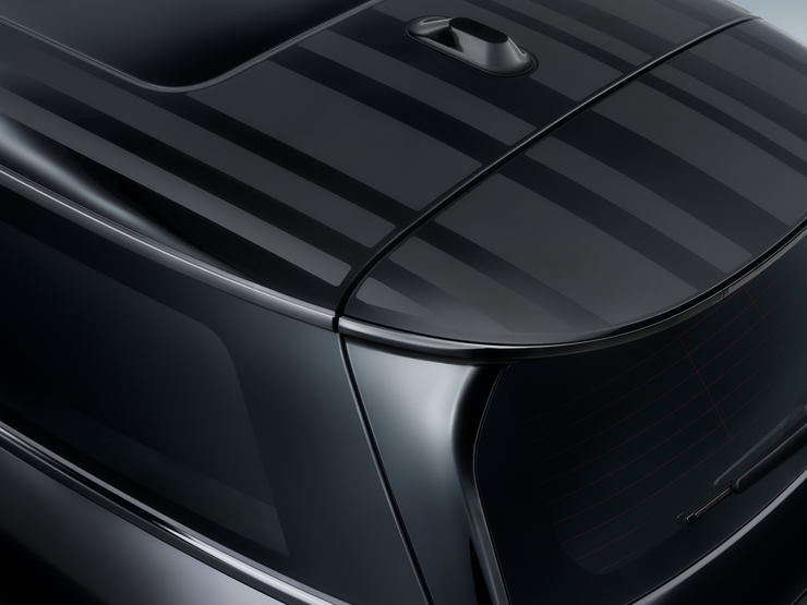 Ujęcie z bliska z góry na kontrastujący czarny dach MINI Paul Smith Edition z unikalną interpretacją pasów